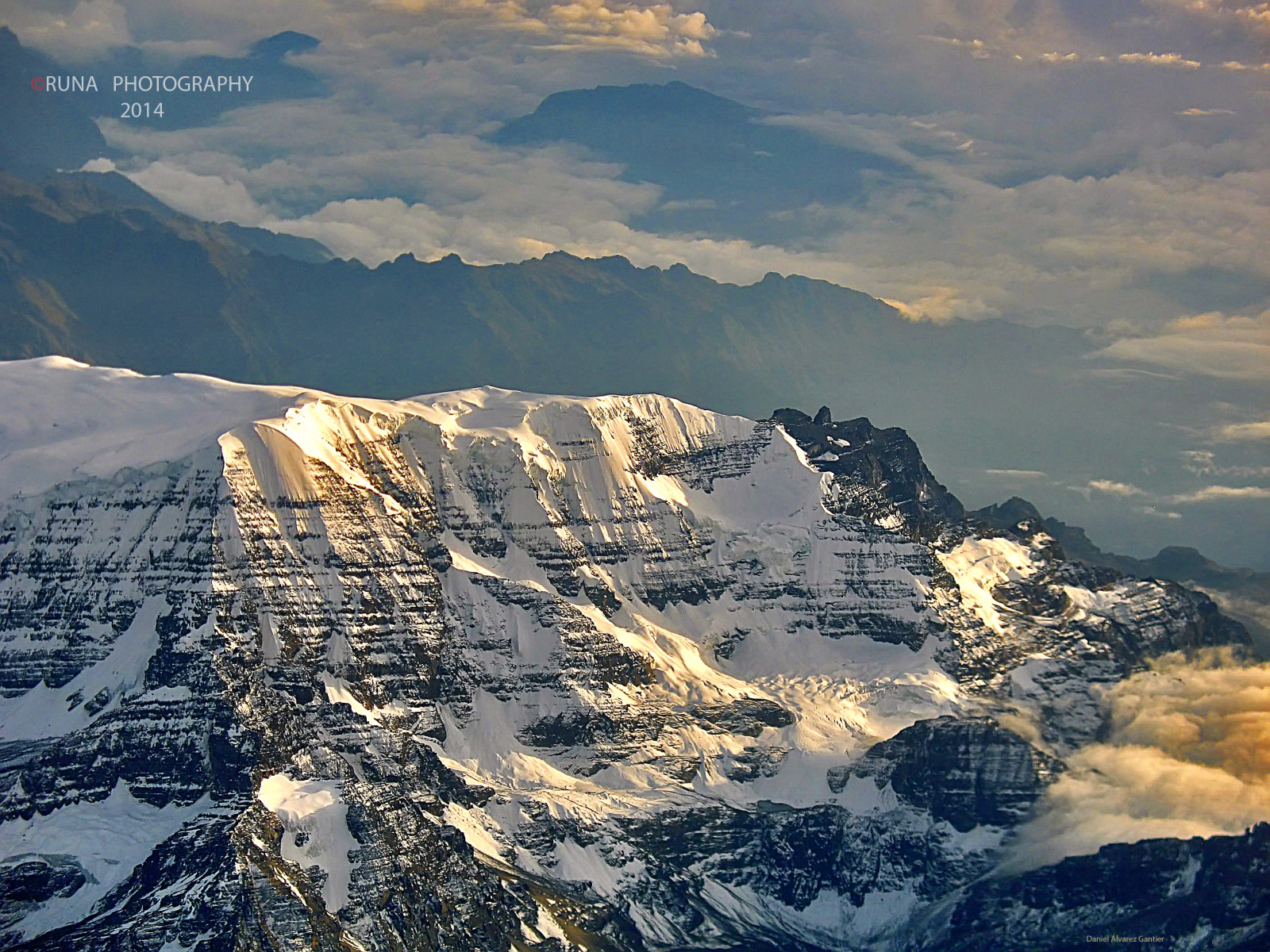slunečnímu záření, krajina, světla, okno, kopec, Skála, Příroda, nebe, sníh, zima, zelená, led, kopce, slunce, Kánon, horizont, atmosféra, Arktický, Bolívie, Alpy, mount scenérie, vrcholek, tundra, perspektivní, Andy, San, Boa, hřbet, Terén, mrak, paprsky, stíny, barvy, hora, masiv, První, Amanecer, cruz, ruby10, obratník, během dne, grande, Lapaz, daniel, Runa, vysočina, geologie, počítač tapeta, Atmosféra Země, horských reliéf, letecké snímkování, geologický fenomén, pohoří, ledová landform, meteorologický jev, klesl, cirkus, 59, Luis, Santacruz, nadmořská výška, pokusy, Tange, b737300, lapz, quimsa, Arte, nunatak