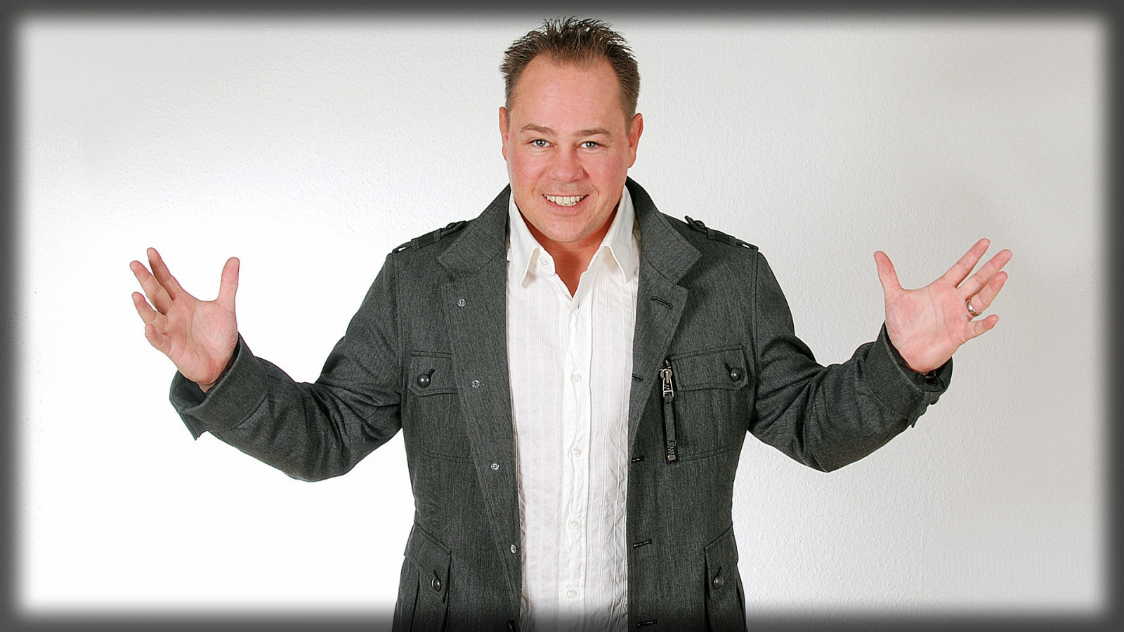 tvář, ruce, bunda, usměj se, ruka, prst, oblek, profesionální, formální oblečení, podnikatel, podnikatel, kancelářský pracovník, znaková řeč, řečnictví, manažer firmy, Vollker racho, motivational speaker