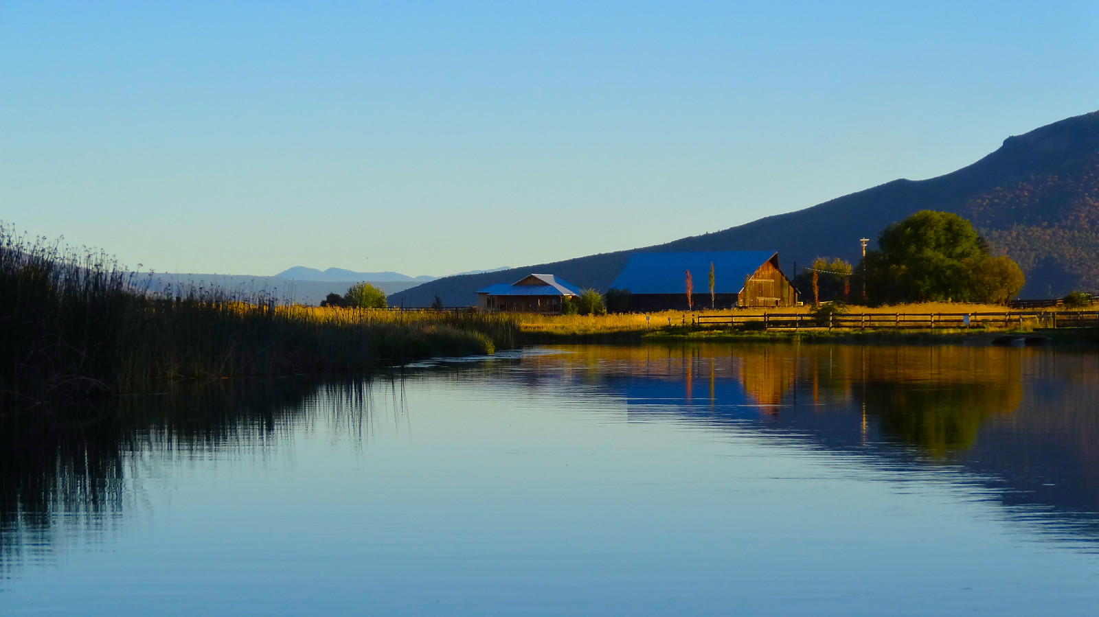 slunečnímu záření, stromy, krajina, hory, západ slunce, kopec, jezero, voda, Příroda, odraz, nebe, uklidnit, večer, ráno, řeka, hospodařit, Kalifornie, horizont, fjord, stodola, divočina, soumrak, klidný, banka, mount scenérie, Lake District, venkovský, mokřadní, klidný, strom, hora, svítání, rostlina, waterscape, nádrž, pleso, vysočina, statek, jezero, ranč, počítač tapeta, vodní, tělo z vody, klesl, vstupní, fallriver, vodní zdroje, Shastakounty