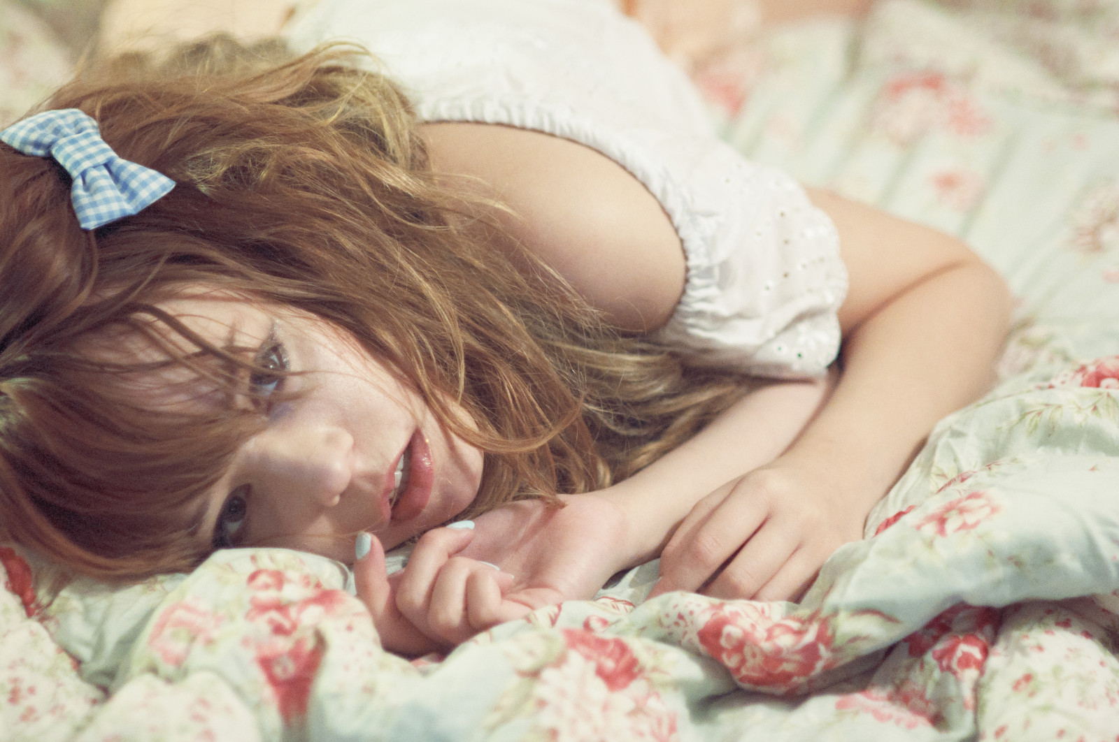 selvportræt, blomst, pige, seng, gingham, søvnig, lolita, sløjfe, cari