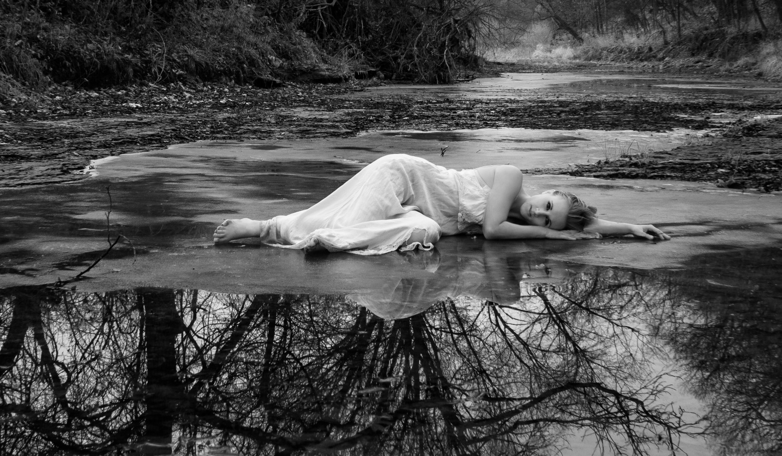 luce del sole, foresta, bianca, monocromo, acqua, roccia, natura, a piedi nudi, riflessione, fotografia, ghiaccio, freddo, specchio, fiume, annata, ruscello, assonnato, infrarosso, camicia da notte, bianco e nero, albero, bellezza, donna, onda, signora, dicembre, fotografia, Missouri, oscurità, torrente, bianco e nero, fotografia in bianco e nero