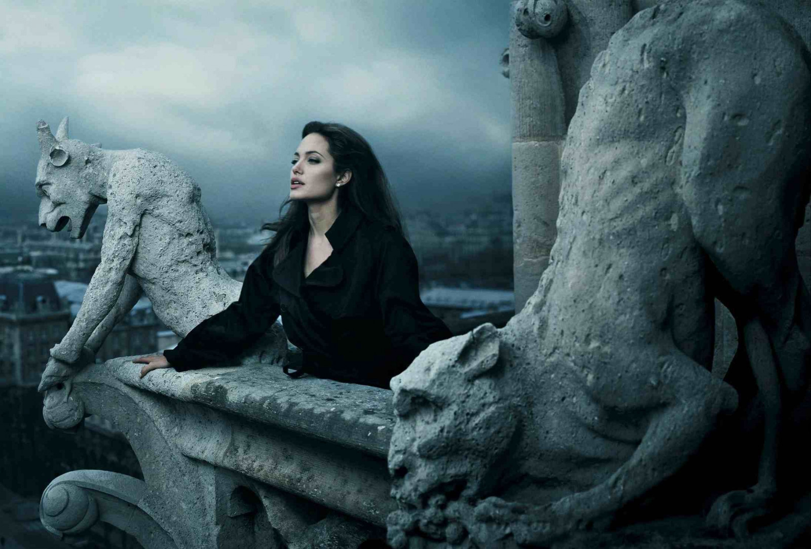 Frau, Berühmtheit, Skulptur, Statue, Mythologie, Angelina Jolie, Monument, KUNST, Bildschirmfoto, erfundener Charakter, Wasserspeier