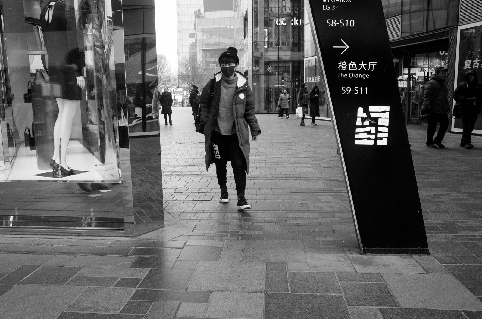 Menschen, Weiß, schwarz, einfarbig, Stadt, Straße, China, städtisch, Gebäude, Schatten, Straße, Fotografie, Stehen, Leben, Peking, Gehen, Einkaufen, Shooter, Infrastruktur, Schuss, Fußgänger, Schwarz und weiß, Szene, Aussicht, Wb, Mädchen, Bw, Straßenansicht, Menschlich, Straßenleben, Streetphoto, Stil, Foto, Strassenfotografie, Menschheit, offen, Streetscene, Straßenschuss, Bürgersteig, Schnappen, Schnappschuss, schießen, Urbanstreet, Fahrbahn, Stadtgebiet, Schwarz und weiß, Monochrome fotografie, Metropolregion, Straßenbelag, Urbanview, Element, öffentlicher Raum, Streethooter, Zebrastreifen, Streetshoot, keine Farbe, Städtischen, Urbansence, Urbancandid, Sanlitun