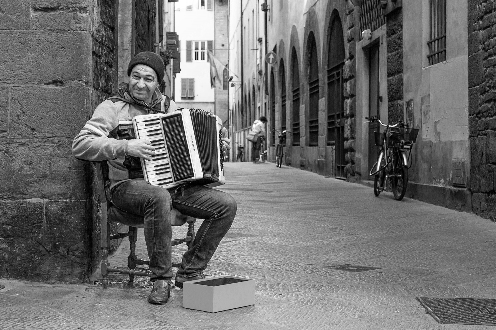 silnice, fotografie, Černá, ulice, urban area, infrastruktura, melodeon, Černý a bílý, fotografování, momentka, monochromatické fotografování, stojící, sedící, město, černobílý, vozidlo, akordeon, rekreace, pěší, strom