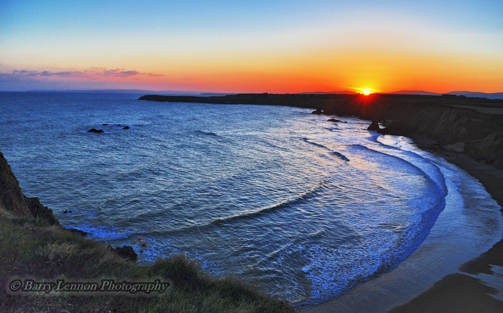 lidé, západ slunce, moře, záliv, kopec, voda, pobřeží, písek, tráva, nebe, mraky, pláž, svítání, vesnice, večer, ráno, vlny, pobřeží, slunce, horizont, pěna, pelerína, Irsko, soumrak, plavání, Terén, svítání, oceán, vlna, barvitý, barvy, slapy, skály, tělo z vody, mořská vlna, Waterford, barrylennon, barrylennonphotography, proudy, bunmahon