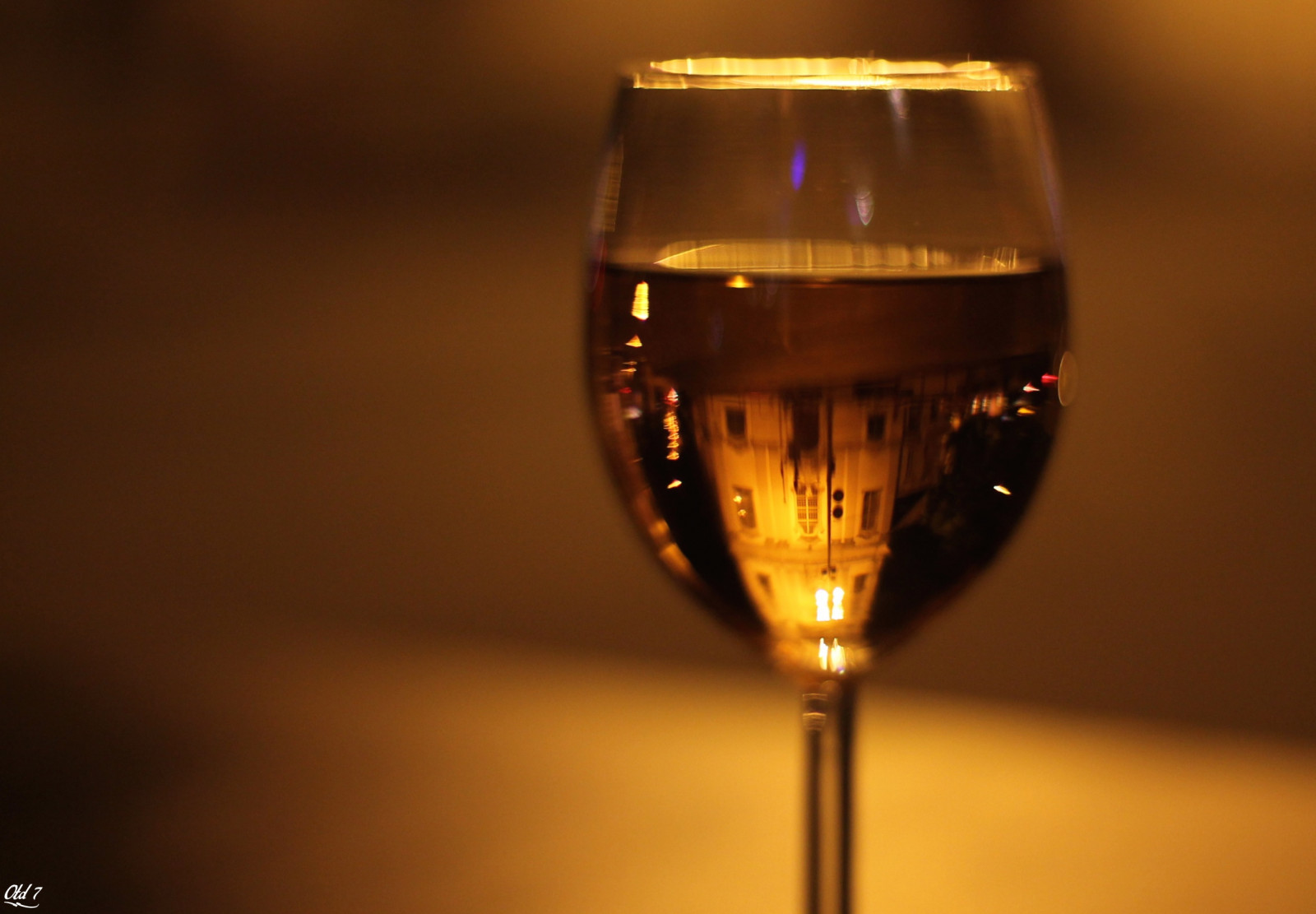 noc, odraz, stůl, víno, napít se, sklenka, Budapest, Maďarsko, odrazy, noche, tma, reflet, nuit, Hongrie, makro fotografie, Sklenice, zátiší fotografování, sklenice na víno, sklenic, šampaňské sklenek, strakatý, verre