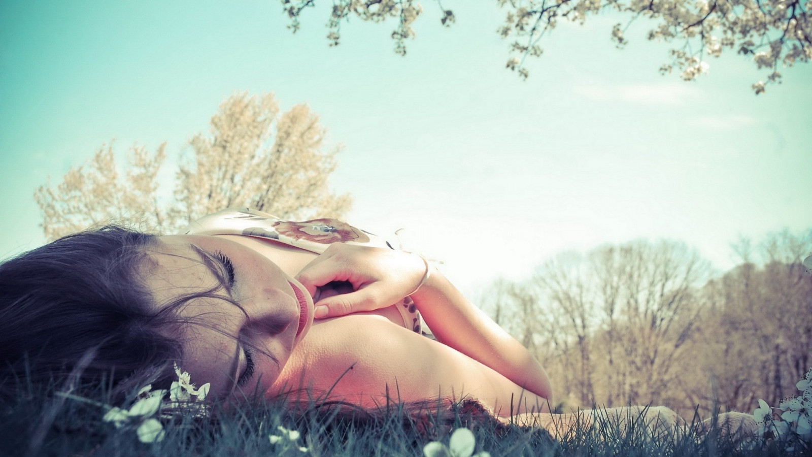 slunečnímu záření, podzim, model, portrét, milovat, tráva, fotografování, šaty, ráno, emoce, jaro, Osoba, kůže, romantika, květ, dívka, krása, sezóna, oko, žena, snít, fotografie, smysl, obraz, 1920x1080 px, přirozené osvětlení, portrétní fotografie, focení, umění model, orgán, interakce