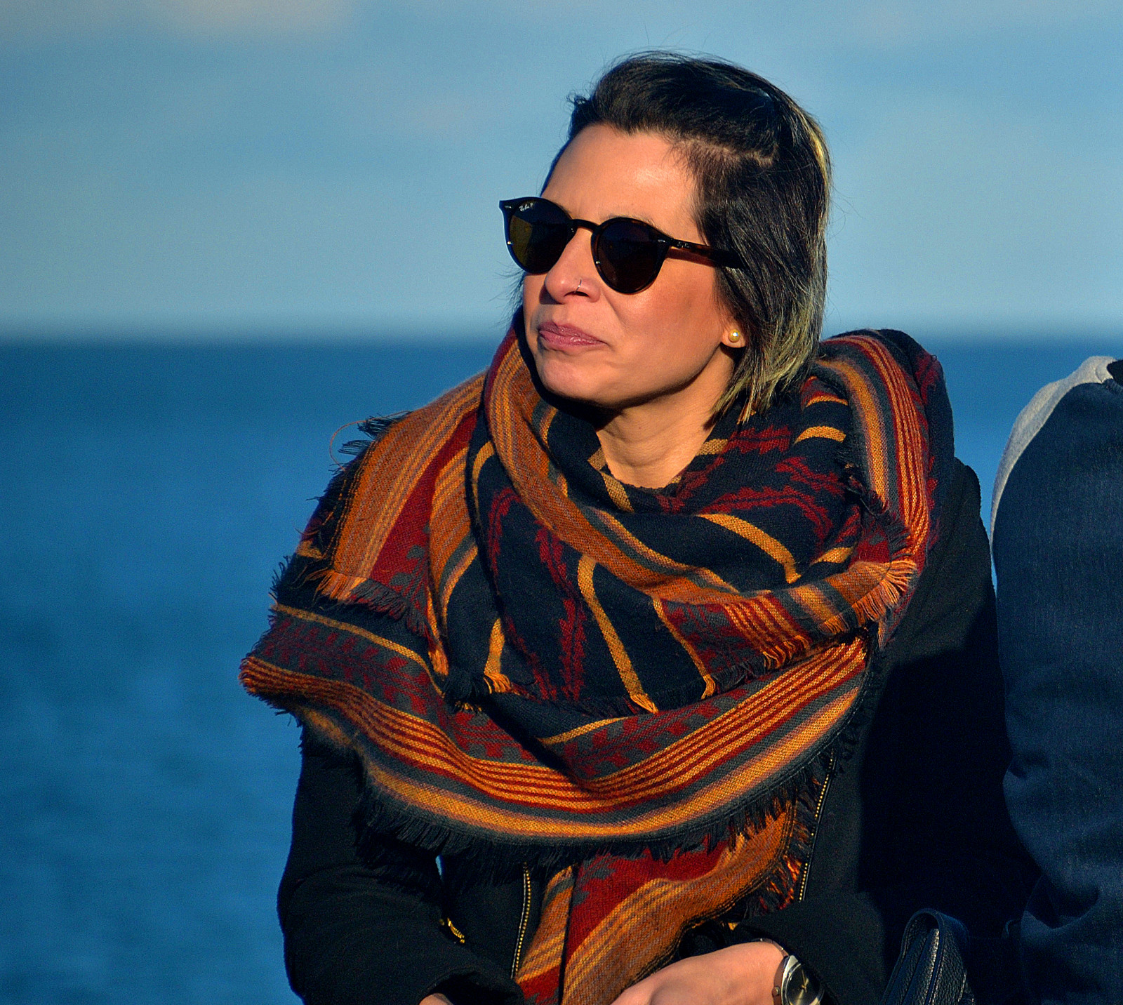 OJF, persone, fotografia, Nikon, Fitzpatrick, Owen, Sandycove, joe, bella, marciapiede, caccia, D3100, Irlanda, editoriale, uso, solo, ojfitzpatrick, Eire, Dublino, repubblica, città, Tamron, unposed, sociale, bellezza, bellissimo, attraente, donna, femmina, viso, Candido, candidphotography, candidphoto, naturale, 2017, j, Dunlaoghaire, dunlaoire, Kingstown, mare, ballo di fine anno, lungomare, d'oro, ora, luce del sole, parksoutdoor, servizio fotografico, ritratto, sciarpa, avvolgere, occhiali da sole, occhiali da sole, mare, oceano, orizzonte, tiro, avvolto, orecchino, sincero, offen, Lano, sincer, candido, quella, tha