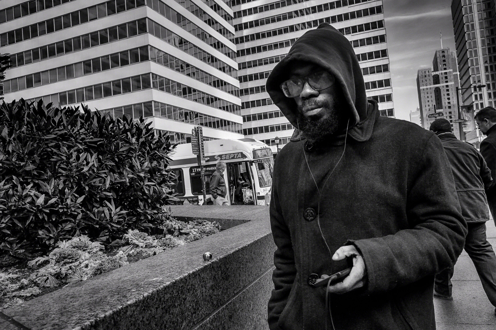 Černá, fotografie, muž, urban area, Černý a bílý, silnice, infrastruktura, ulice, monochromatické fotografování, fotografování, mužský, momentka, strom, stojící, černobílý, člověk, město, human behavior