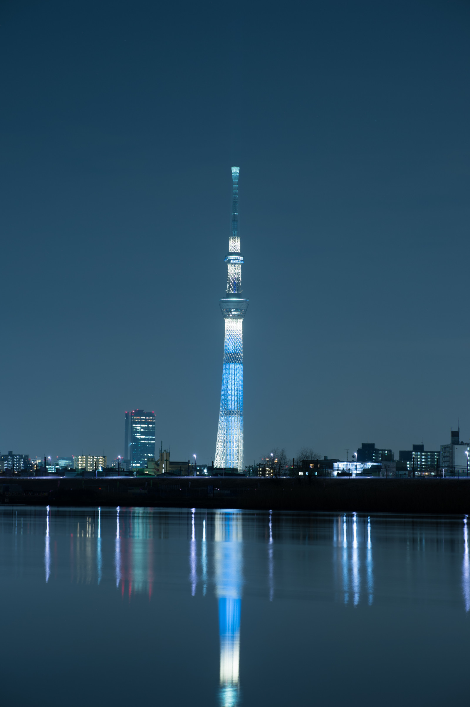 Japonsko, město, panoráma města, noc, architektura, odraz, panoráma, mrakodrap, věž, horizont, Nikon, soumrak, Tokio, jp, Skytree, NIKKOR, osvětlené, osvětlení, iki, mezník, Tokyo Sky Tree, horikiri, afs105mmf14eed, afsnikkor105mmf14eed, df, Atmosféra Země, lidské osídlení, panelový dům