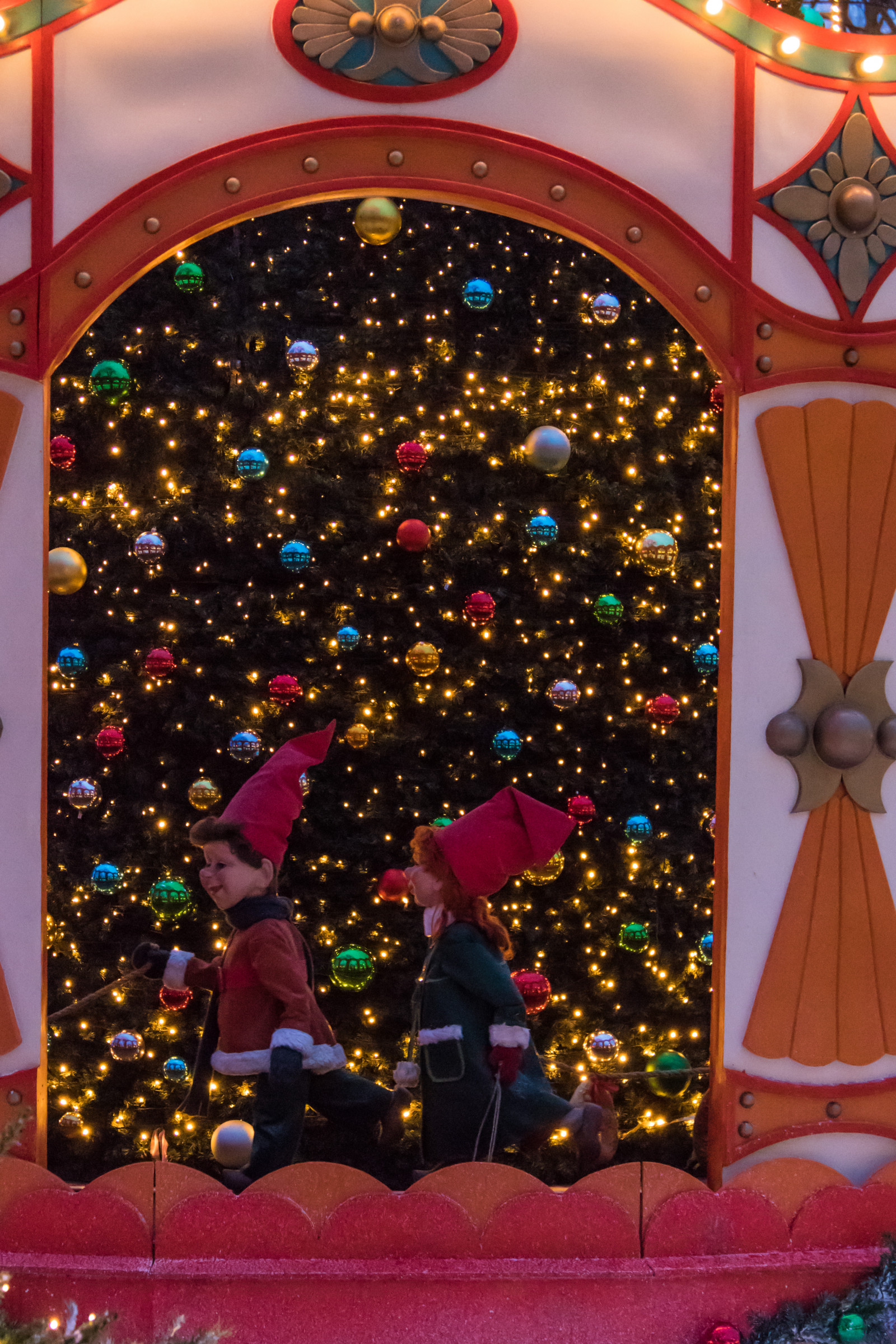 finestra, notte, bicchiere, Natale, Danimarca, natale, albero di Natale, julgran, julgranskulor, luglio, Danmark, nightphotography, tivoli, notte, modello canoneos760d exif, geocountry, Marca fotocamera Canon, Geocity, modello di fotocamera canoneos760d, geostate, geolocalizzazione, Lente exif efs18200mmf3556is, exif fare canon, exif focalLength 60 millimetri, exif ISOSPEED 6400, apertura exif 50, kopenhavn, k penhamncopenhagen, ornamnents, decorazione natalizia