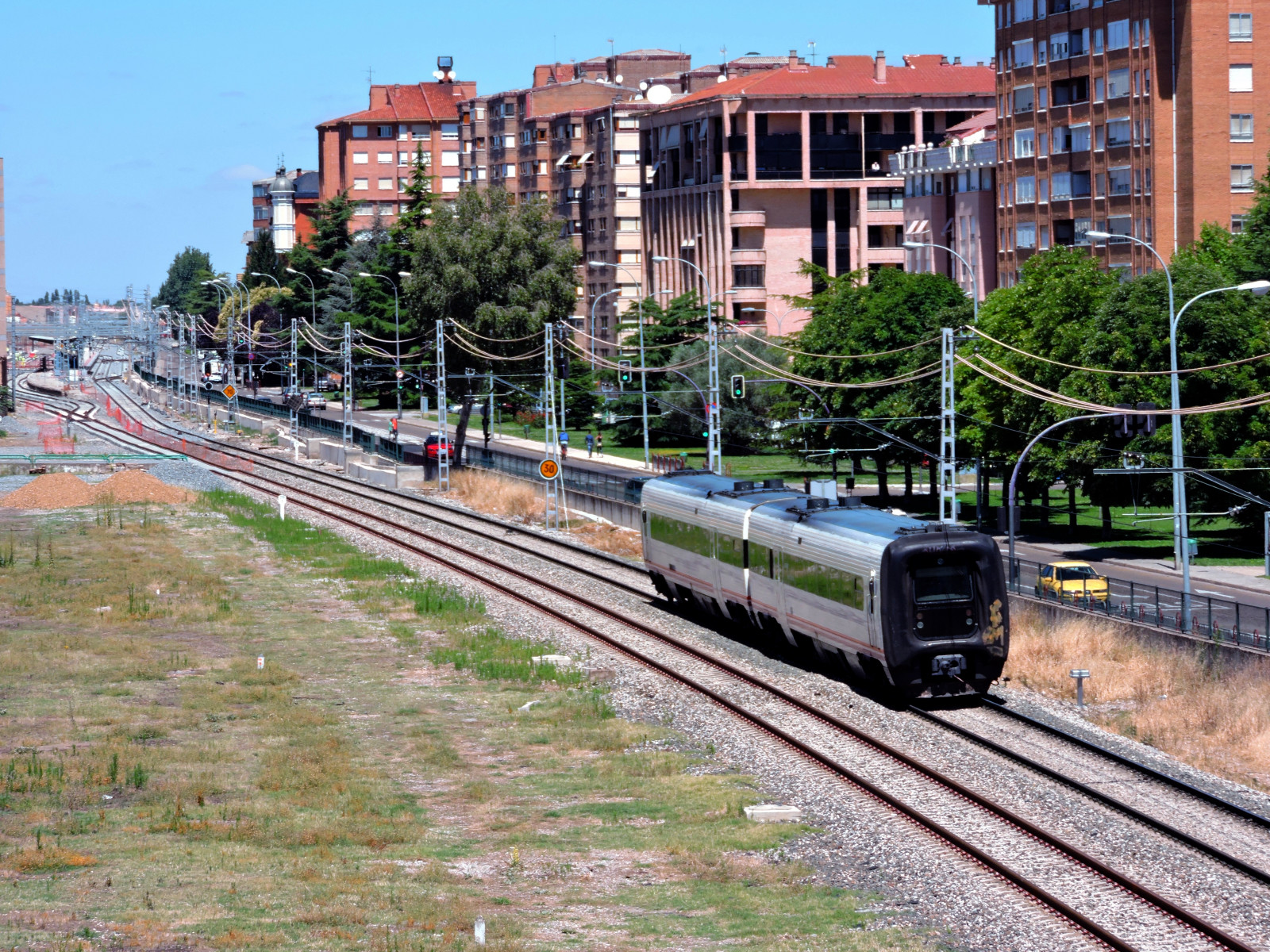 město, vozidlo, vlak, vlakové nádraží, doprava, lokomotiva, campo, Los Angeles, TRD, rychlá přeprava, strom, dráha, předměstí, grande, média, md, Salamanca, Valladolid, Metropolitní oblast, obytný prostor, veřejná doprava, železniční doprava, kolejová vozidla, železniční vůz, Palencia, regionální, RENFE, distancia, Operadora, 594, Alamedilla