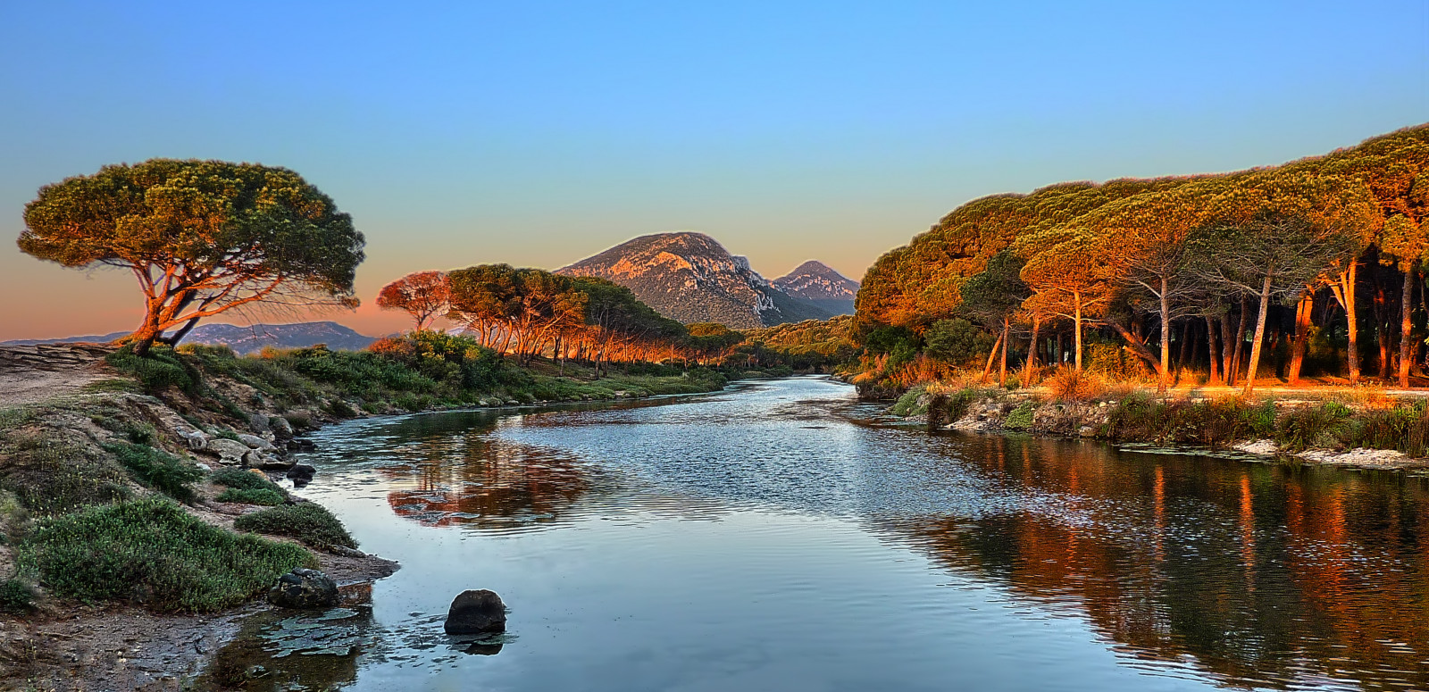 stromy, krajina, barvitý, listy, západ slunce, kopec, jezero, voda, Příroda, Červené, odraz, nebe, venku, stín, větev, kopce, zrcadlo, řeka, HDR, divočina, rybník, soumrak, denní světlo, hořící, odstíny, zajetí, Soumrak, výstřel, paprsky, strom, podzim, stíny, cestovat, list, barvy, hora, květ, svítání, sezóna, nálada, nastavení, živý, odstín, větve, nádrž, scénický, fotografie, topf50, jezero, svítání, raysoflight, tělo z vody