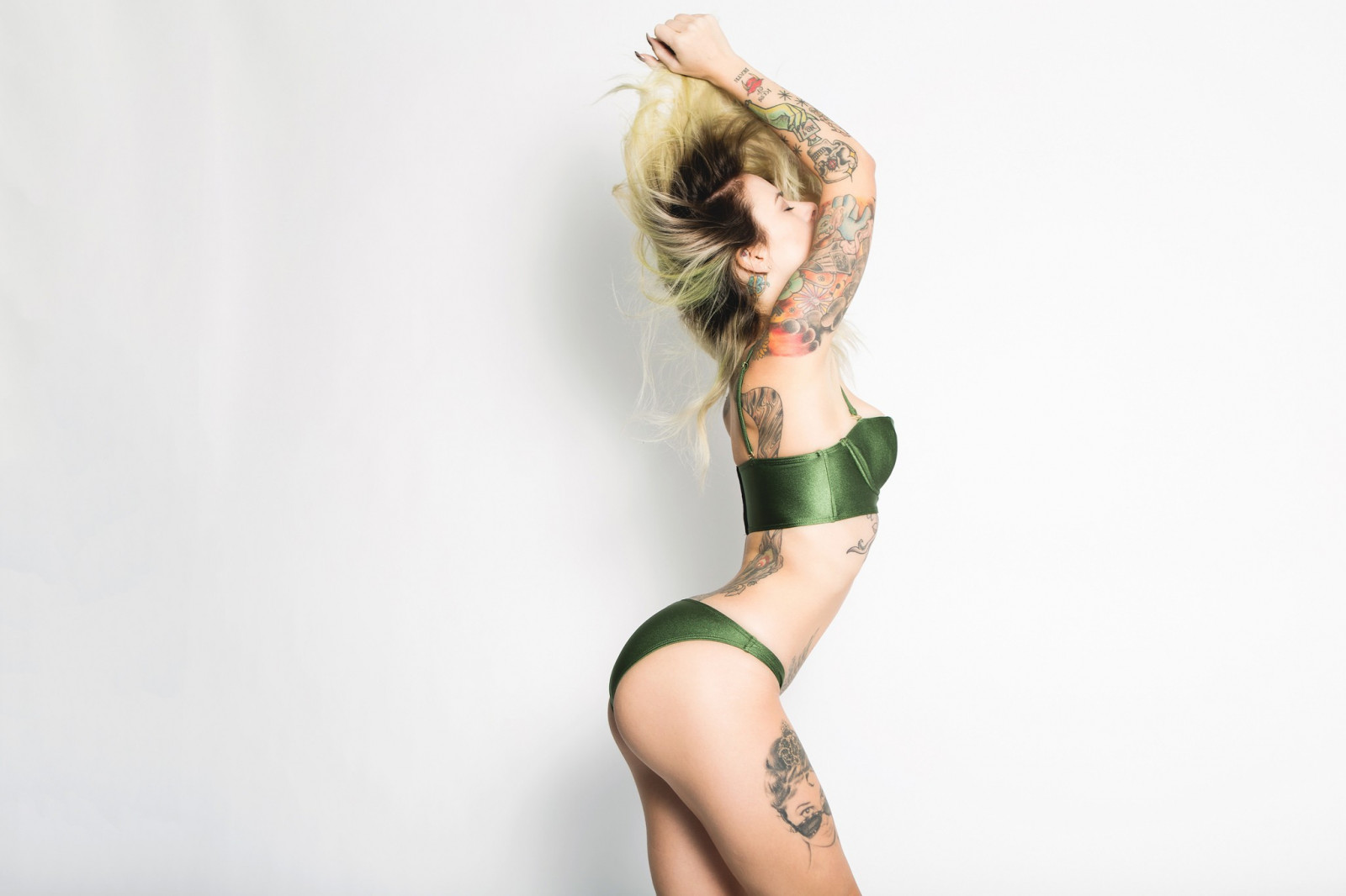 ženy, model, blondýnka, zavřenýma očima, osel, bílé pozadí, tetování, spodní prádlo, Justin Swain, Alysha Nett, oblečení, ruka, noha, tanec, kostým, paže, účes, focení, stehno, spodní prádlo