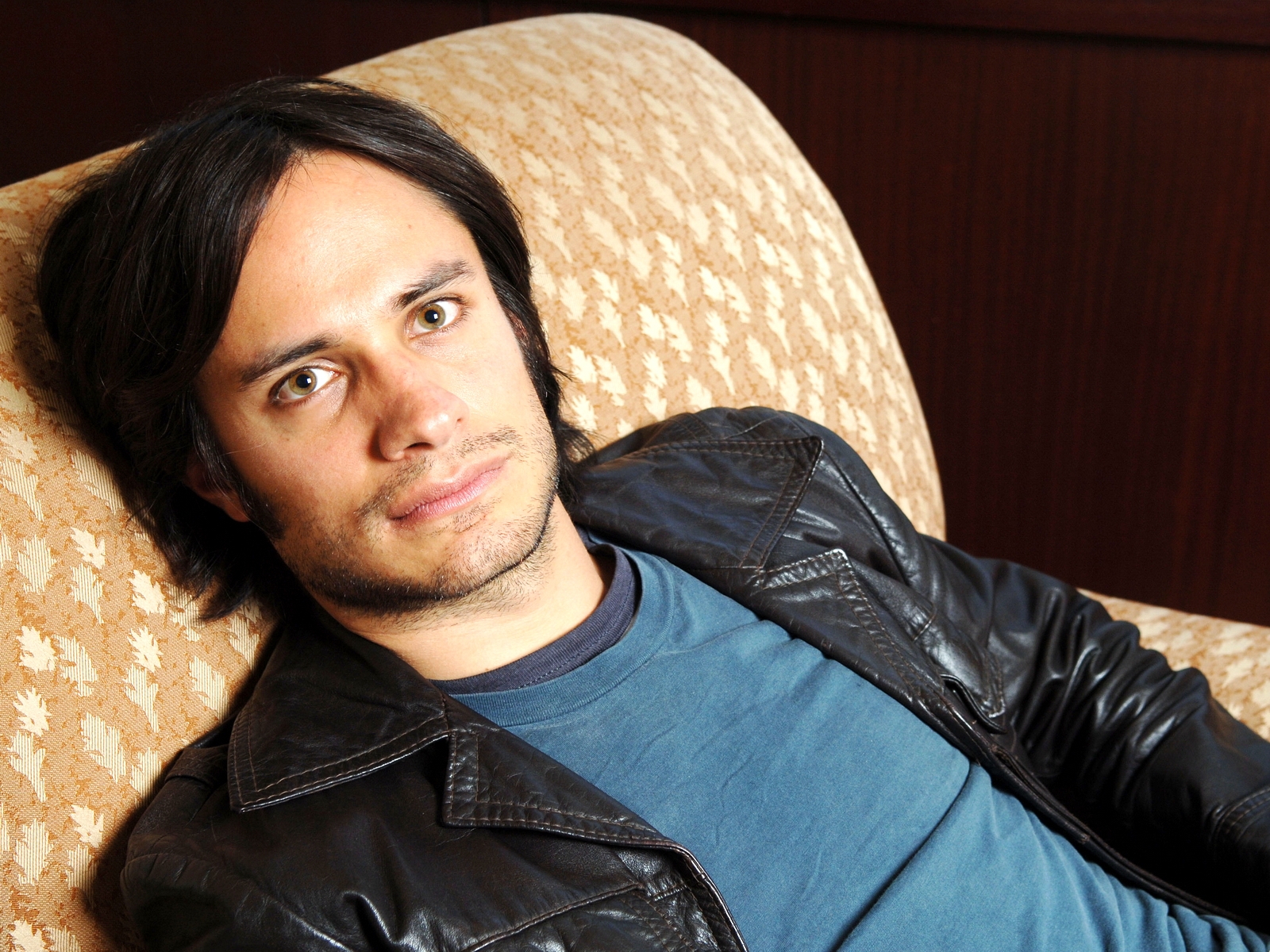 model, portræt, brunette, sanger, stol, mode, hår, læder, Person, sang, skønhed, mand, kvinde, dame, frisure, Photo shoot, ansigtshår, erhverv, langhårede, gael garcia bernal