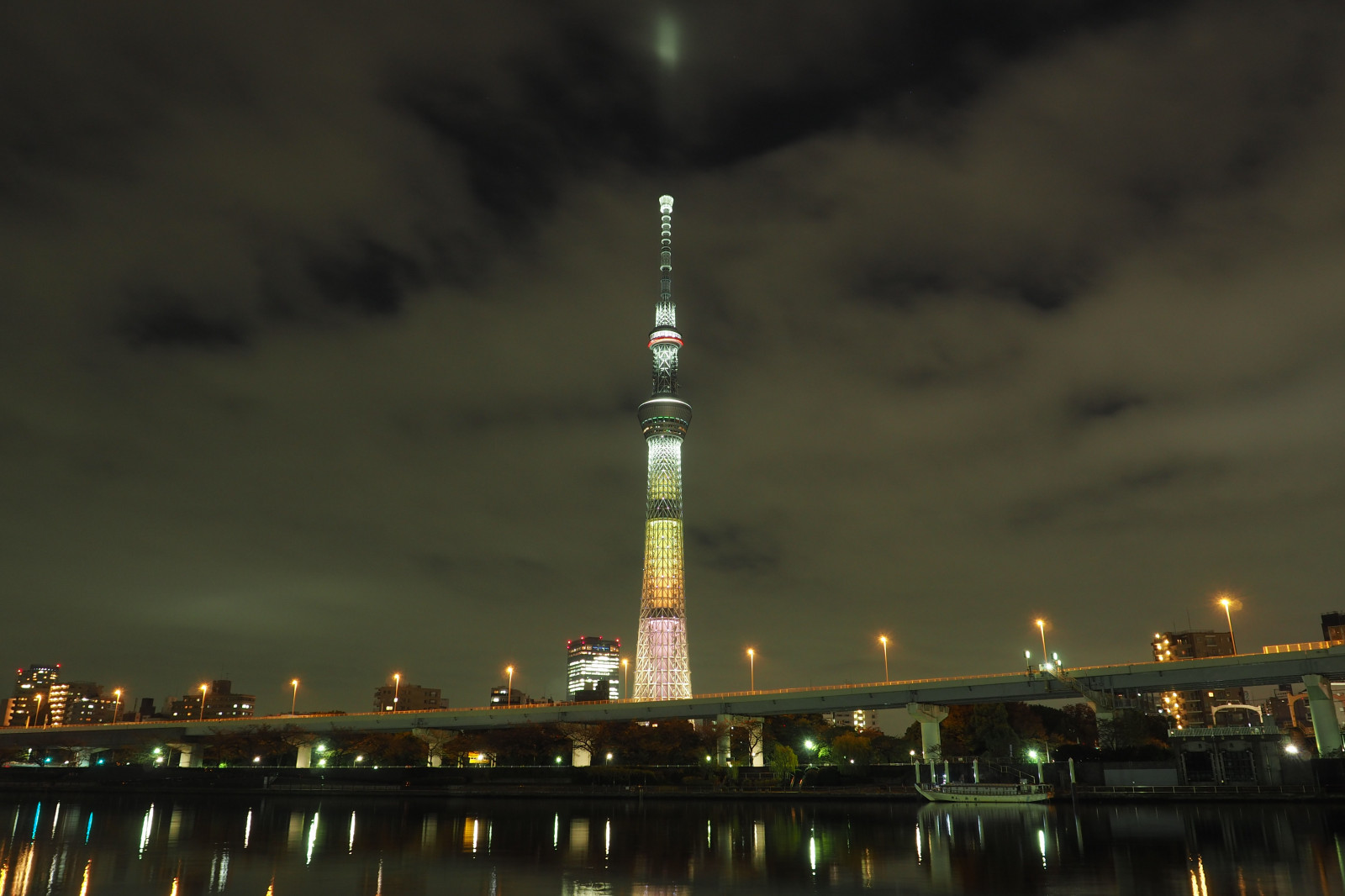 Japonsko, město, panoráma města, noc, architektura, odraz, panoráma, mrakodrap, večer, věž, most, soumrak, Tokio, Olympus, jp, Skytree, světlo, osvětlené, osvětlení, tma, mezník, Tokyo Sky Tree, mzuiko, OMD, EM5, omdem5, mzuikodigital1250mmf3563, mzuiko1250, em5mark2, omdem5mark2, urban area, Atmosféra Země, lidské osídlení