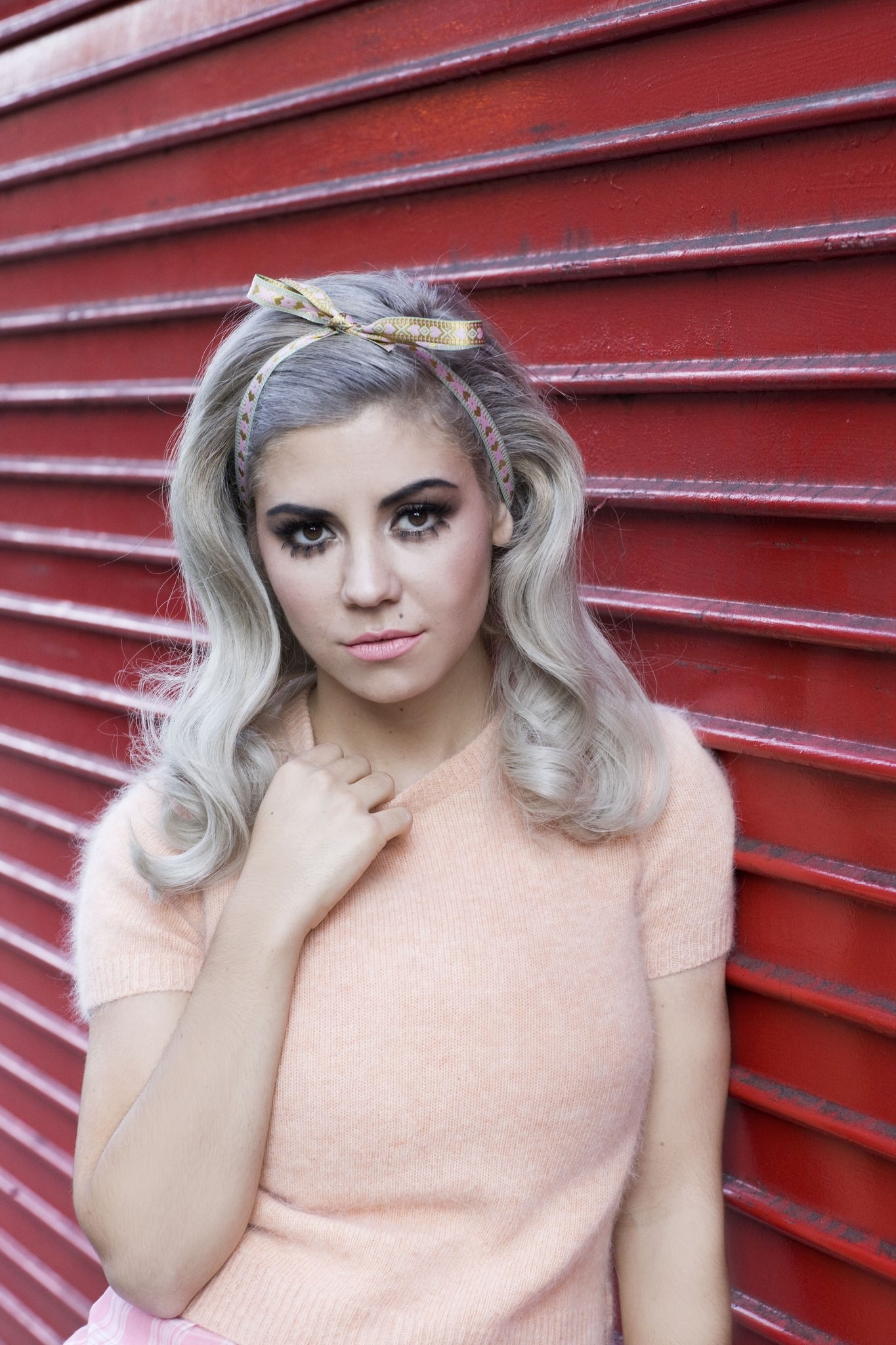 ansigt, Kvinder, model, portræt, langt hår, rød, fotografering, sweater, mode, hår, hår buer, lyserød, blond hår, hud, tøj, hoved, Marina and the Diamonds, pige, skønhed, kvinde, dame, blond, frisure, portrætfotografering, Photo shoot, brunt hår, nøgenmodel