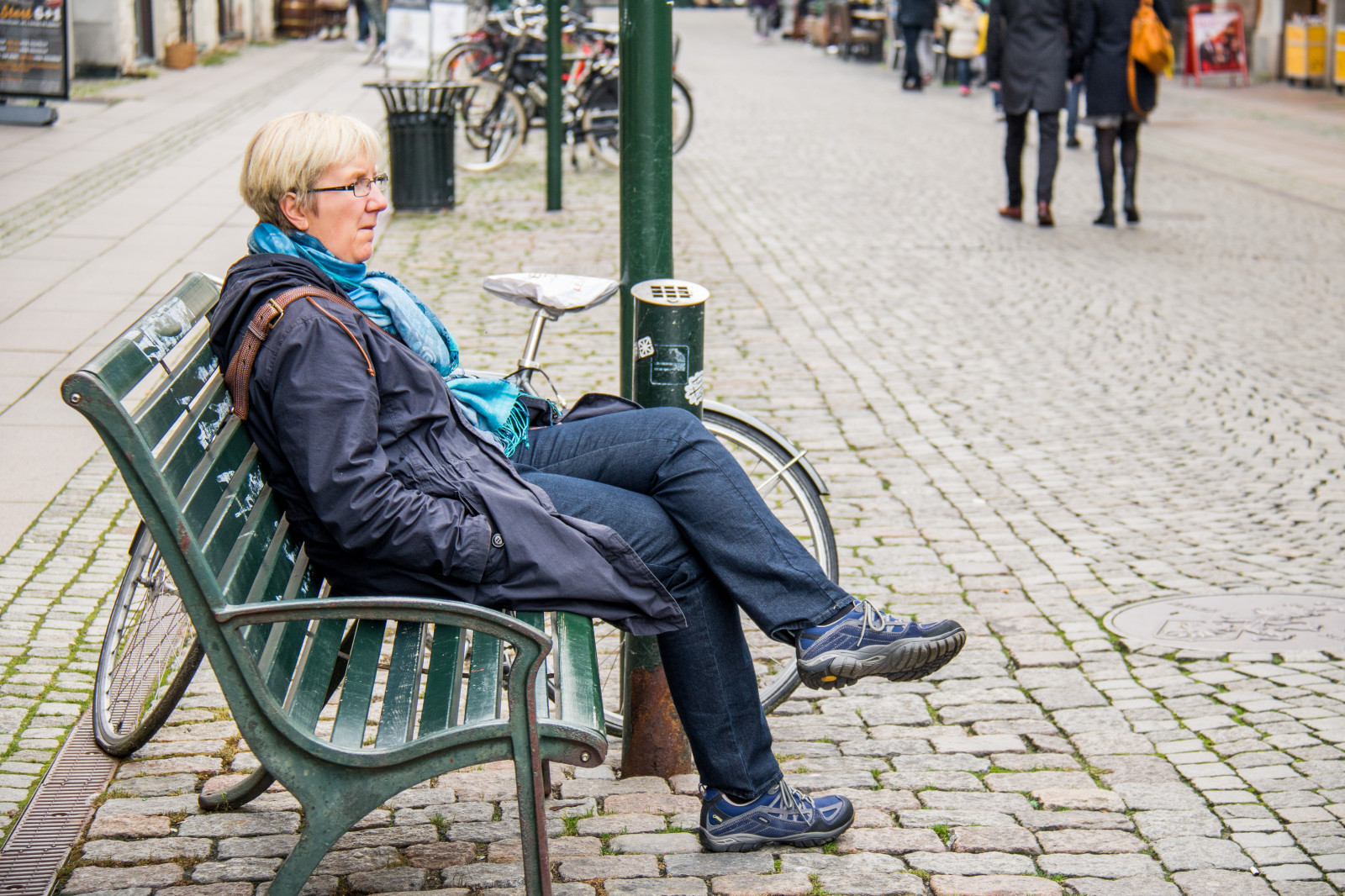 lidé, ulice, sedící, silnice, lavice, jaro, Osoba, banka, pěší, dítě, Malmo, m nniskor, gatufoto, exif modelu canoneos760d, geocountry, Kamera aby kánon, geocity, Model fotoaparátu canoneos760d, exif isospeed 250, geostate, geolocation, EXIF čočka efs18200mmf3556is, exif aby kánon, exif focallength 60mm, EXIF otvor 50, streetphotography, lidských pozice