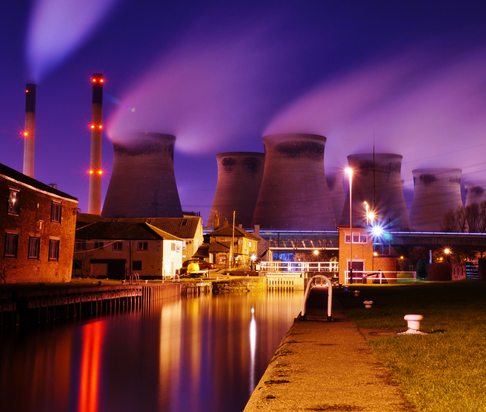 světla, město, panoráma města, noc, voda, odraz, kouř, panoráma, Anglie, večer, ráno, soumrak, Spojené království, kanál, zámek, komíny, Yorkshire, světlo, longexposure, centrum, waterside, noční obloha, odrazy, barvy, tma, noc, mezník, nightshot, Británie, průmysl, urban area, West Yorkshire, NOC, v noci, elektrárna, po setmění, Ferrybridge, industrialbuildings, industrialhistory, aireandcaldernavigation