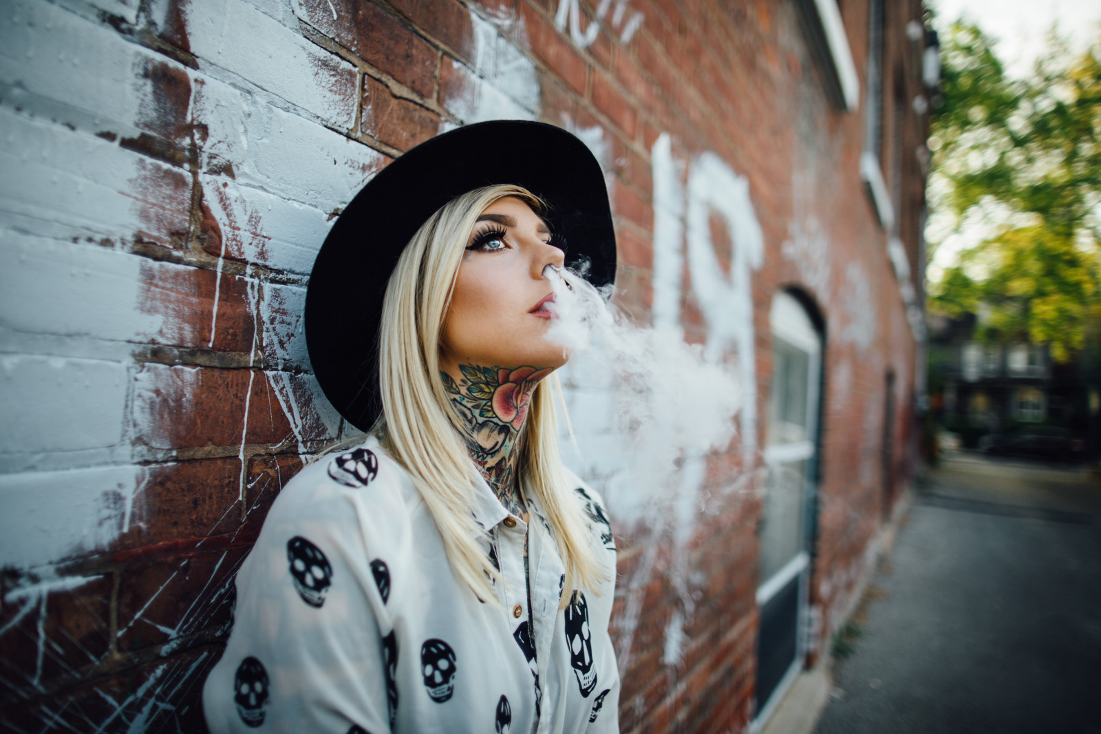 hvid, Kvinder, portræt, blond, Næse ringe, gade, blå øjne, vej, fotografering, rygning, tatovering, hvide toppe, mode, sort hat, forår, Person, tøj, kaukasisk, Madison Skye, infrastruktur, KUNST, farve, pige, skønhed, kvinde, dame, fotografi, øjebliksbillede