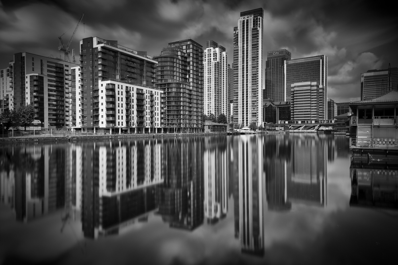 Londýn, bílý, Černá, loď, černobílý, panoráma města, noc, voda, odraz, fotografování, panoráma, mrakodrap, Anglie, Kánon, hlavní město, metropole, Lotus, Mono, tělesné, ca, tma, towerhamlets, urban area, Černý a bílý, monochromatické fotografování, Film noir, neperlivá voda, daytimelongexposure, citi, canarywharfe