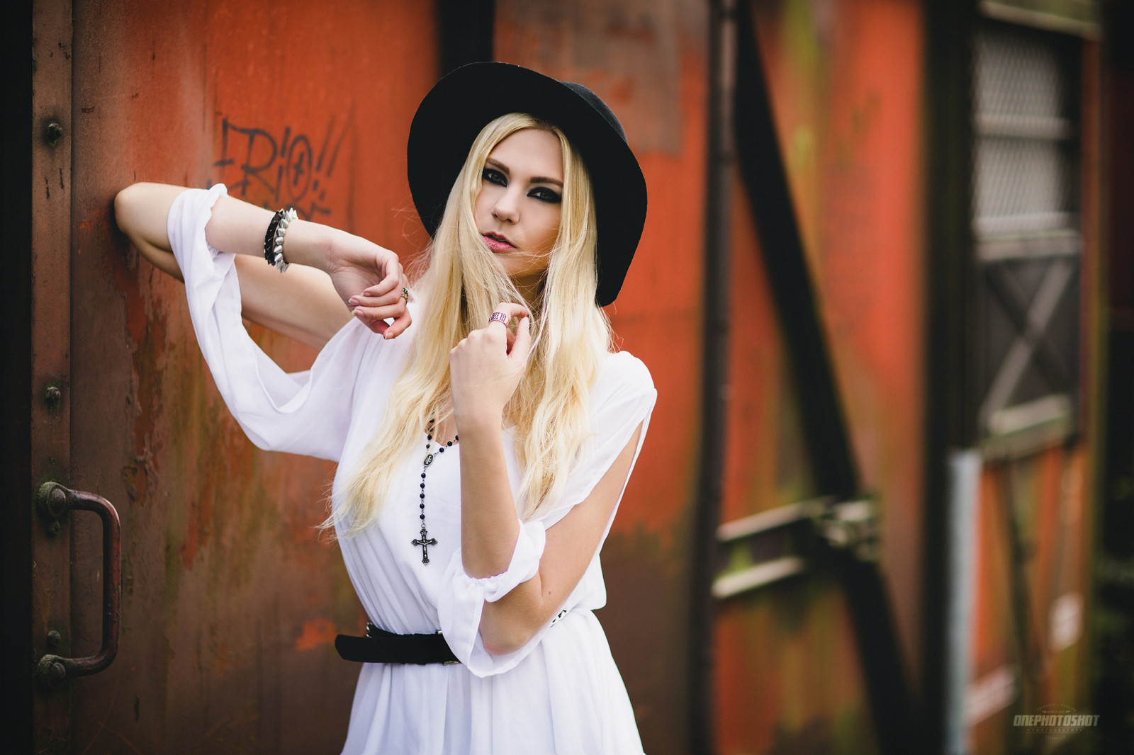 bílý, Photoshop, model, blondýnka, město, městský, čepice, makeup, fotografování, vlak, šaty, pás, Kánon, móda, vlasy, přejít, zbraně, řasy, kůže, objektiv, Osoba, oblečení, Lightroom, zpěv, clona, 12, F12, 85mm, dlouho, stanice, dívka, krása, žena, dáma, nevěsta, fotografie, vagón, 5dmarkiii, retušovat, availablelight, focení, focení, Hannover, Kassel, necklase, juwelry