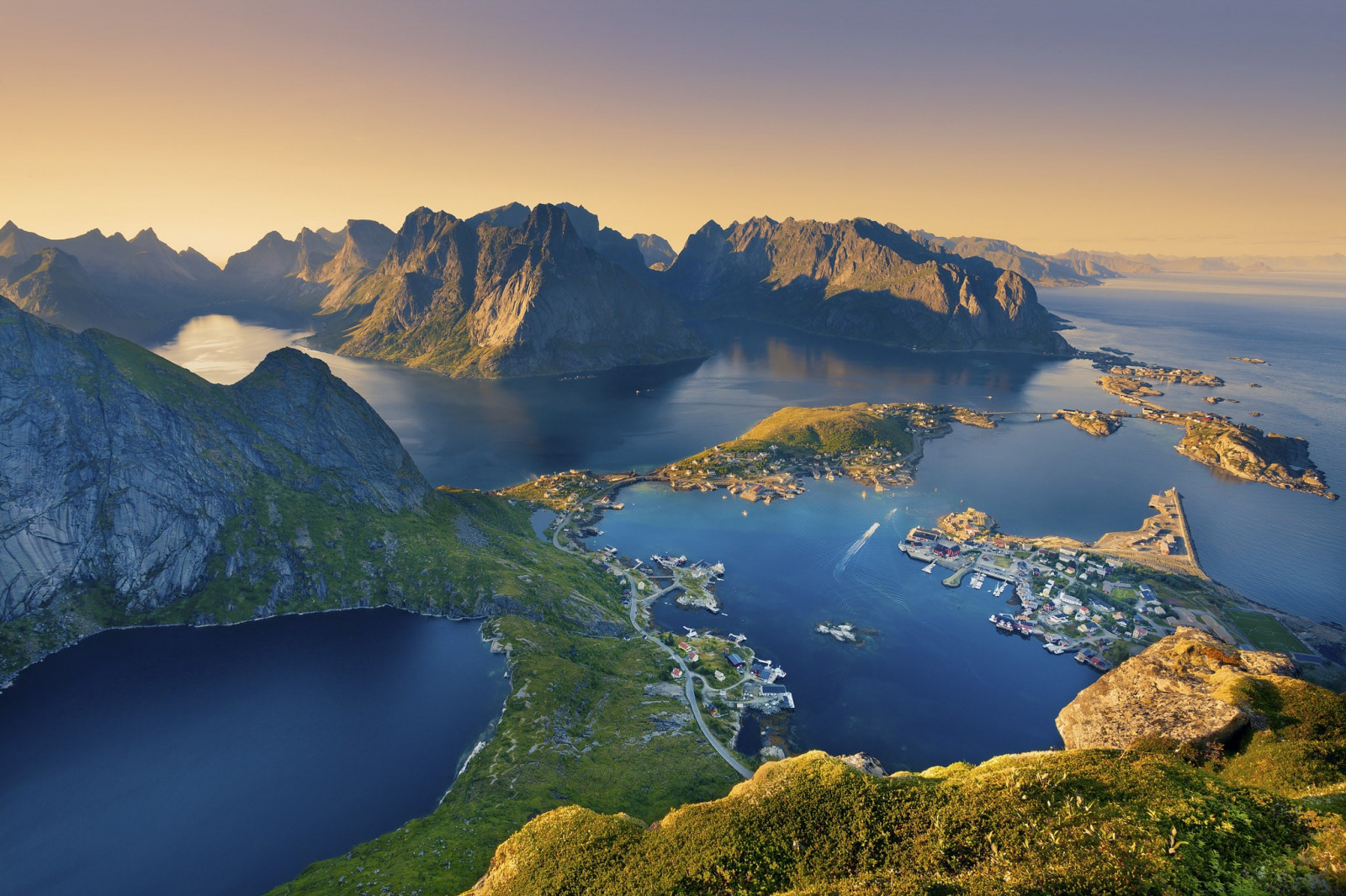 slunečnímu záření, krajina, hory, západ slunce, moře, záliv, jezero, Příroda, odraz, Lofoten, Norsko, ráno, pobřeží, přístav, čisté nebe, město, fjord, divočina, Evropa, soumrak, Alpy, crater Lake, mrak, hora, svítání, nádrž, jezero, atmosférický jev, horských reliéf, landform, letecké snímkování, tělo z vody, pohoří