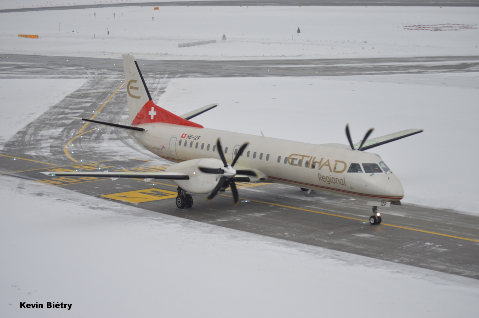 sníh, letoun, letadlo, Boeing, Boeing 777, letiště, dok, saab, B, S2000, Zurich, Boeing 737, Airbus, Let, Boeing 757, letectví, křídlo, letecká linka, letecký motor, letecká doprava, aerospace engineering, dopravní letoun linkový, proudová letadla, širokým trupem letadla, úzké tělo letadla, Boeing 767, Boeing 737 příští generace, patka, Airbus A320, letiště zástěra, LSZH, Letiště Zürich, Saab2000, Ethiad, Zuschauerterrasse, Hbizp, Etiadregional