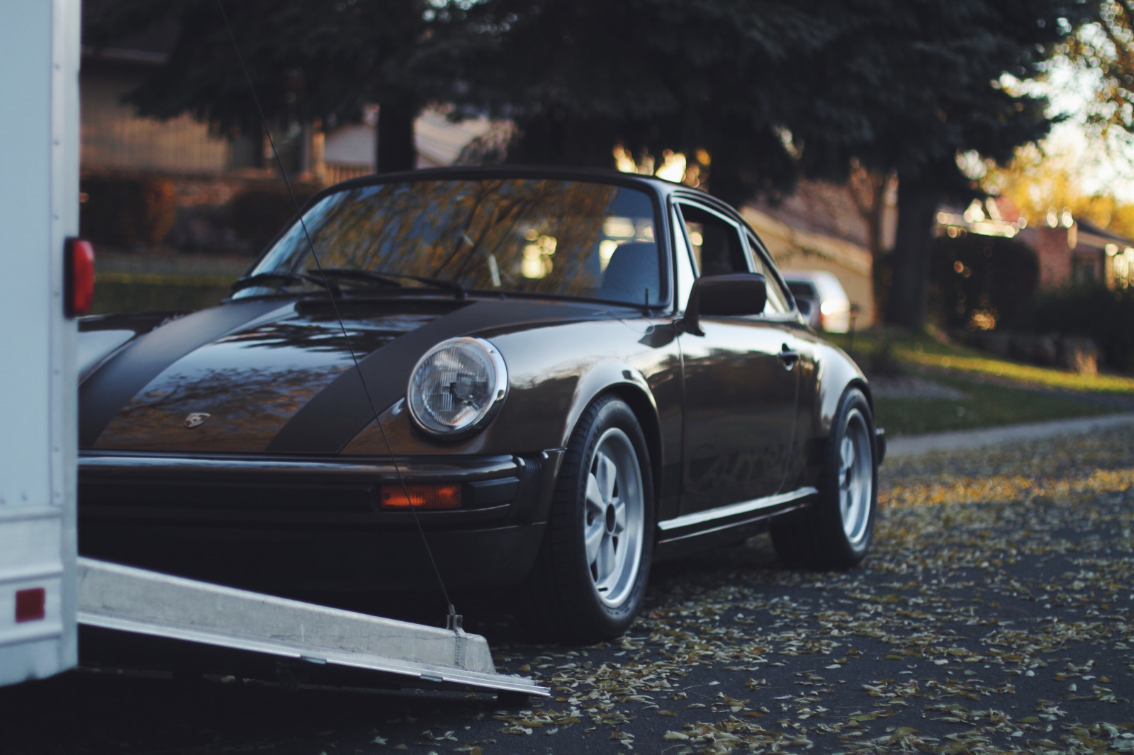 เช้า, เบา, สีน้ำตาล, พระอาทิตย์ขึ้น, ryan, ประตู, ภายใน, มายากล, 911, สำรวจ, ปอร์เช่, ชั่วโมง, รังสีเอกซ์, 311, รถพ่วง, 1980, rs, มิชลิน, ยาสูบ, ams, Fuchs, ปาชา, 930, Carrera, 911sc, สำรวจแล้ว, ขนนก, inexplore, jrz, girodisc, 311rs