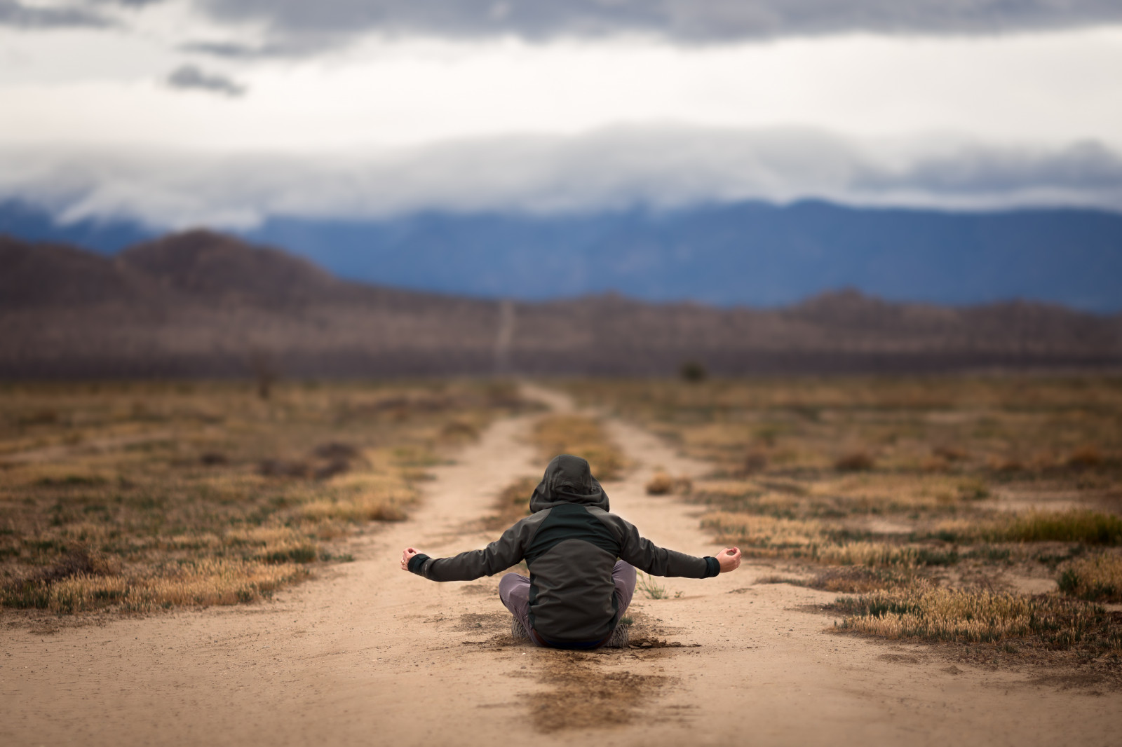vej, rejse, rejse, blå, portræt, bjerge, smuk, græs, gul, skyer, selv, spekulerer, landskab, fotografering, en, forsvindingspunkt, farverig, meditere, tanke, alene, Rolige, fred, sti, Tænke, fredelig, berolige, dybdeskarphed, bakker, sti, Sjæl, hvile, balance, ensom, overfladisk, Opdagelse, almindeligt, centreret, Vandre, opdage, rejsende, selfie