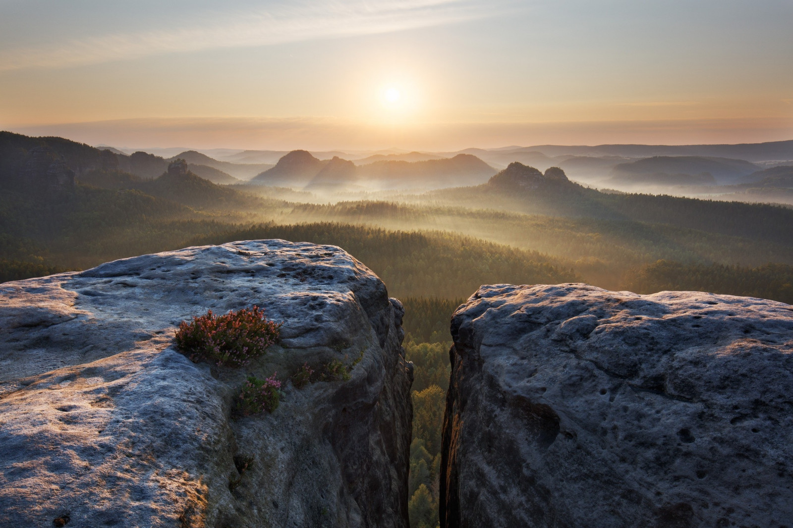 slunečnímu záření, krajina, les, západ slunce, moře, kopec, Skála, Příroda, odraz, sníh, svítání, večer, ráno, Německo, mlha, pobřeží, útes, horizont, křoví, letní, divočina, soumrak, vrcholek, plošina, hřbet, Terén, mrak, hora, počasí, svítání, vlna, jezero, atmosférický jev, horských reliéf, landform, geografický rys, pohoří, 2500x1667 px