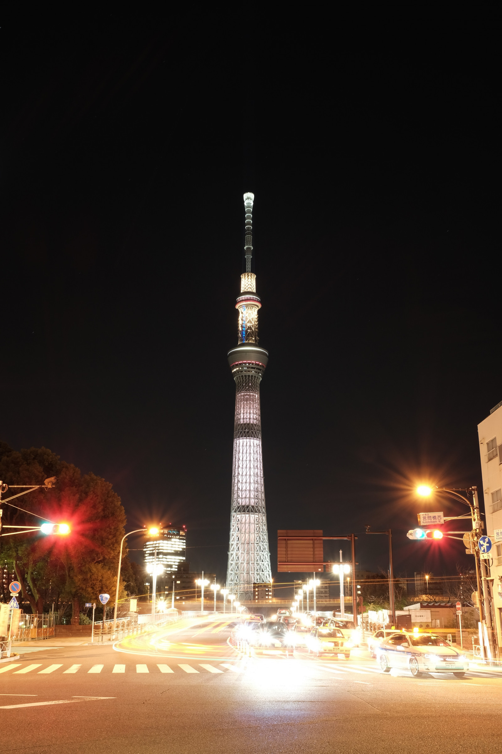 pouliční osvětlení, město, panoráma města, noc, architektura, mrakodrap, večer, věž, soumrak, noční scéna, Tokio, Fujifilm, Skytree, světlo, centrum, noční výhled, osvětlení, Fujinon, mezník, Tokyo Sky Tree, x, whitechocolat, čisté nebe, x100t, svítidlo