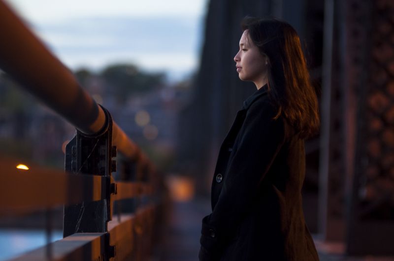 pige, sort hår, mørke, langt hår, flash photography