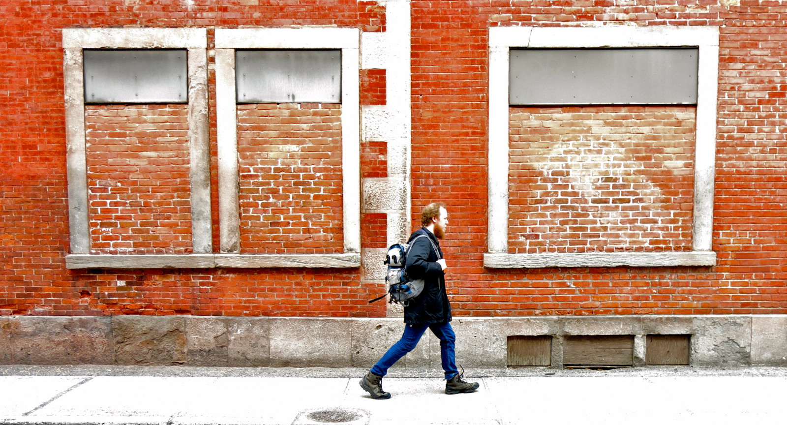 lidé, okno, město, ulice, městský, budova, stěna, cihly, silnice, Dům, Kánon, rez, Kanada, stojící, dveře, Montreal, chůze, Quebec, Cihlový, infrastruktura, alej, muž, hnutí, mur, ville, urbain, litovat, upřímný, briques, fasáda, homme, urban area, zdivo, jíška, mouvement, pochodující