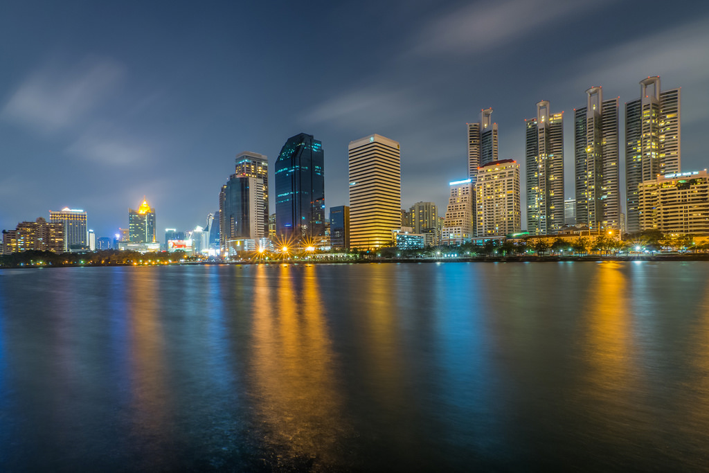 západ slunce, město, panoráma města, noc, Asie, jezero, voda, budova, odraz, nebe, park, fotografování, Dům, panoráma, mrakodrap, modrý, večer, věž, řeka, horizont, soumrak, Thajsko, Bangkok, metropole, centrum, kancelářská budova, mezník, zázemím, během dne, horizontální, fasáda, traveldestinations, colorimage, UrbanScene, nikdo, urban area, počítač tapeta, Metropolitní oblast, panelový dům, Indočína, builtstructure, standingwater, publicbuilding, buildingexterior, architectureandbuildings, Downtowndistrict, Budovu, Homeinterior, Architektonické styly, oblast podnikání, Districttype, Bangkokprovince