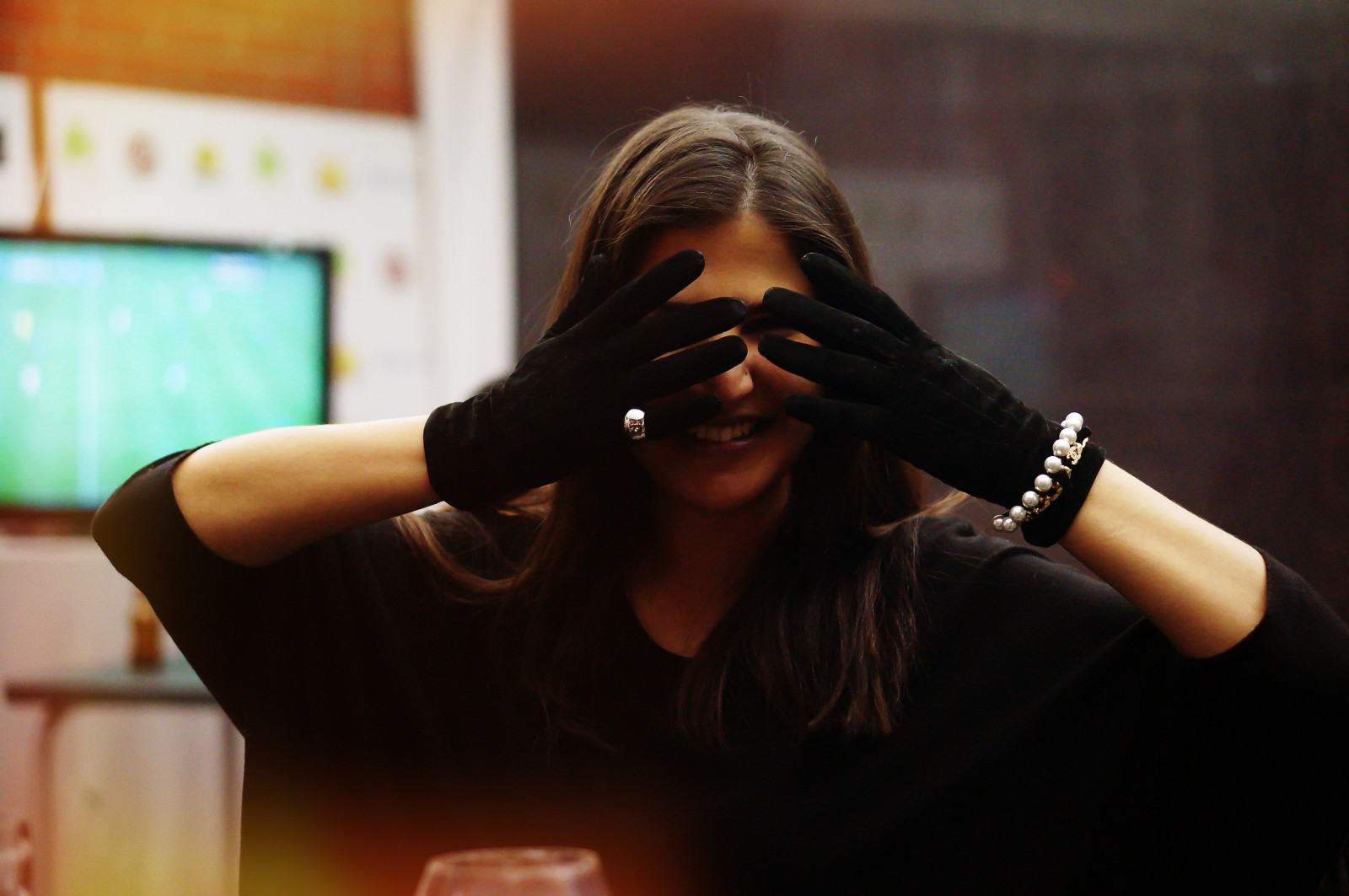 kontrast, bílý, Černá, portrét, sluneční brýle, brýle, rukavice, Sony, program, Létat, Emirates, F3, světlo, iso, 3200, 50mm, dívka, zábava, večeře, nex, 365, březen, náramek, 75mm, vision care, brýlí, sel50f18