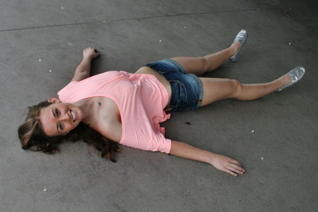 sportovní, tvář, model, portrét, oči, bruneta, nohy, venku, sedící, šortky, fotografování, vlak, náhrdelník, usmívající se, džíny, modrý, košile, tenký, hnědý, Denim, Nohy, rty, vlasy, obuv, koňský ohon, nos, stopy, růžový, Osoba, stříbrný, hlava, horní, dlouho, Krásná, železnice, krása, usměj se, žena, Pozadí, focení, ruka, přes, mimo, mladý, sladký, noha, tanec, Báječné, focení, nádherný, půvabný, štíhlý, sval, krk, bříško, kterým se, rameno, lidských pozice, focení, Lidské tělo, fyzická zdatnost, performance, žaludek, moderní tanec, daisydukes