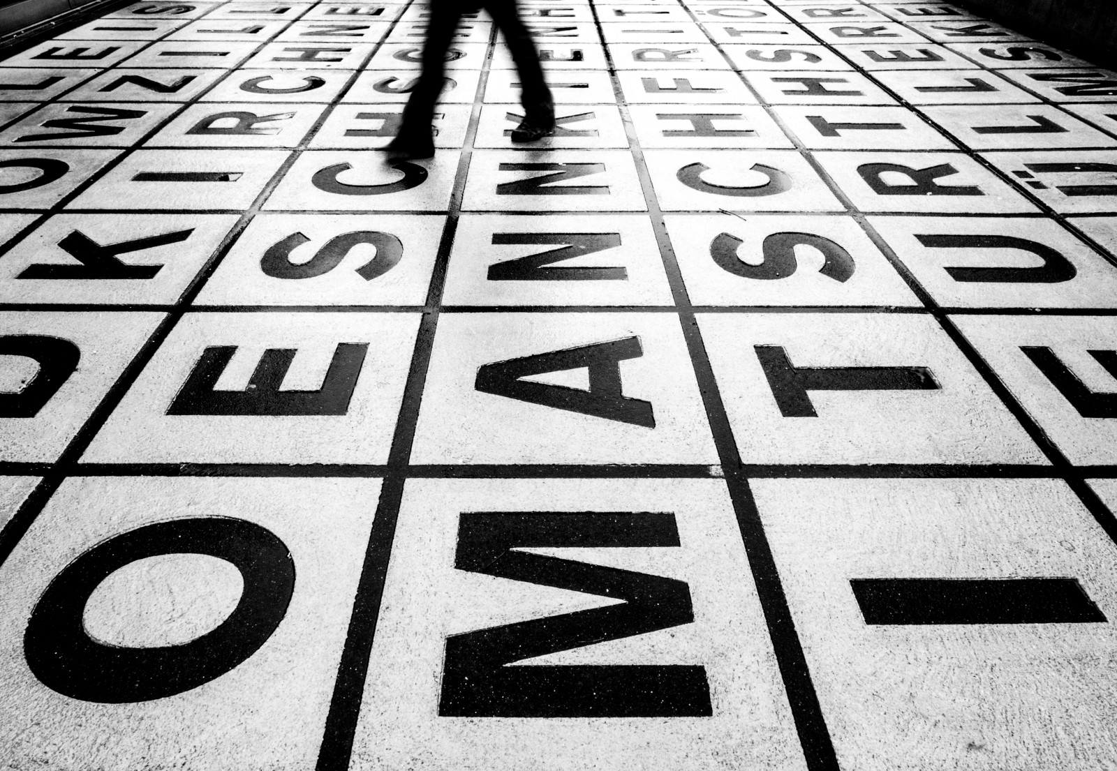 kontrast, lidé, černobílý, ulice, městský, fotografování, text, symetrie, vzor, Berlín, Olympus, úhel, Černý a bílý, Procházka, tělesné, design, čára, streetphotography, výtvarné umění, upřímný, strassenfotografie, číslo, Černý a bílý, monochromatické fotografování, font, signage, zuiko12mm, stock photography