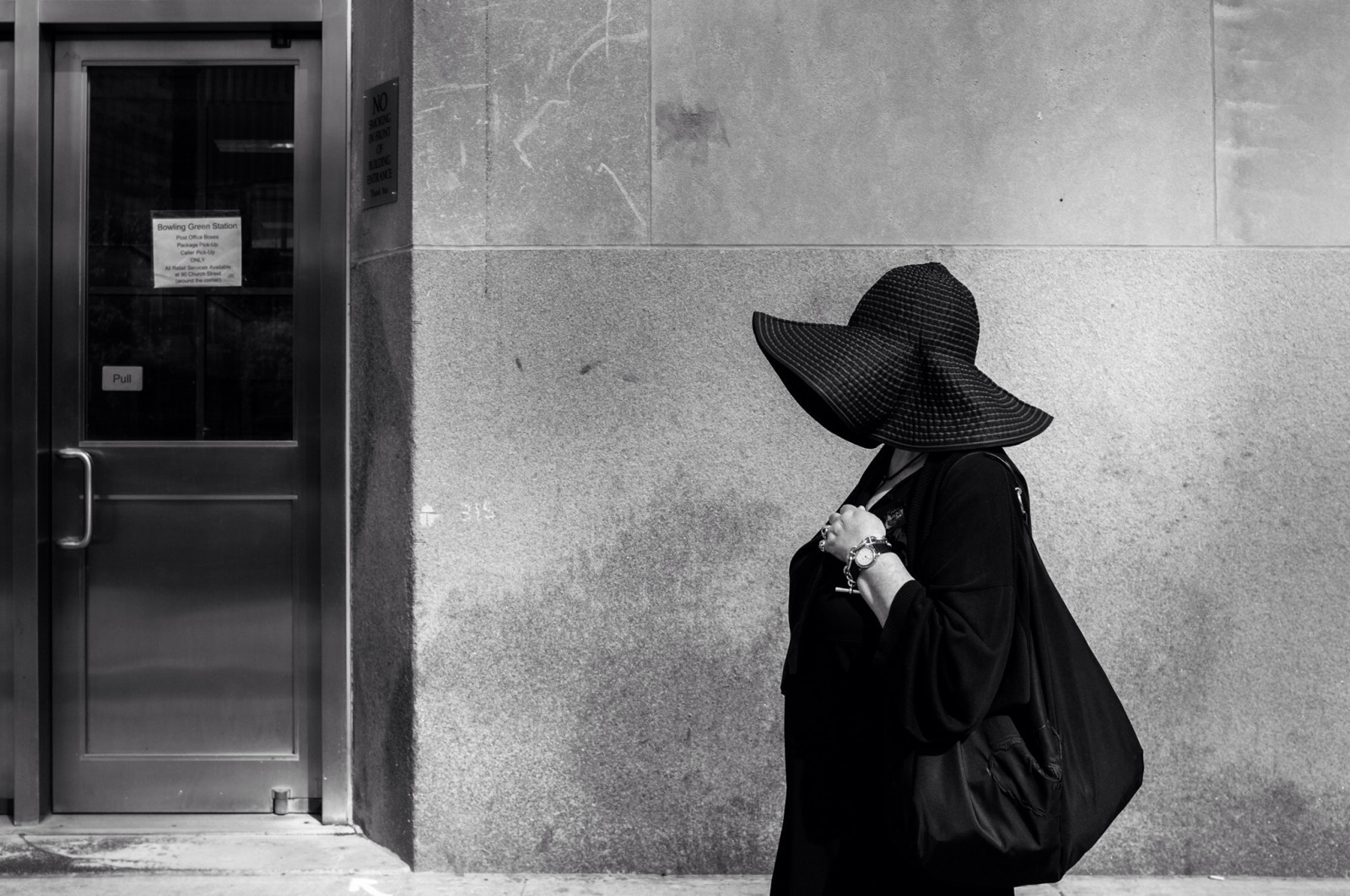 bílý, Černá, fotografie, Černý a bílý, monochromatické fotografování, infrastruktura, fotografování, momentka, stojící, stěna, černobílý, okno, dívka, úhel, ulice, stock photography