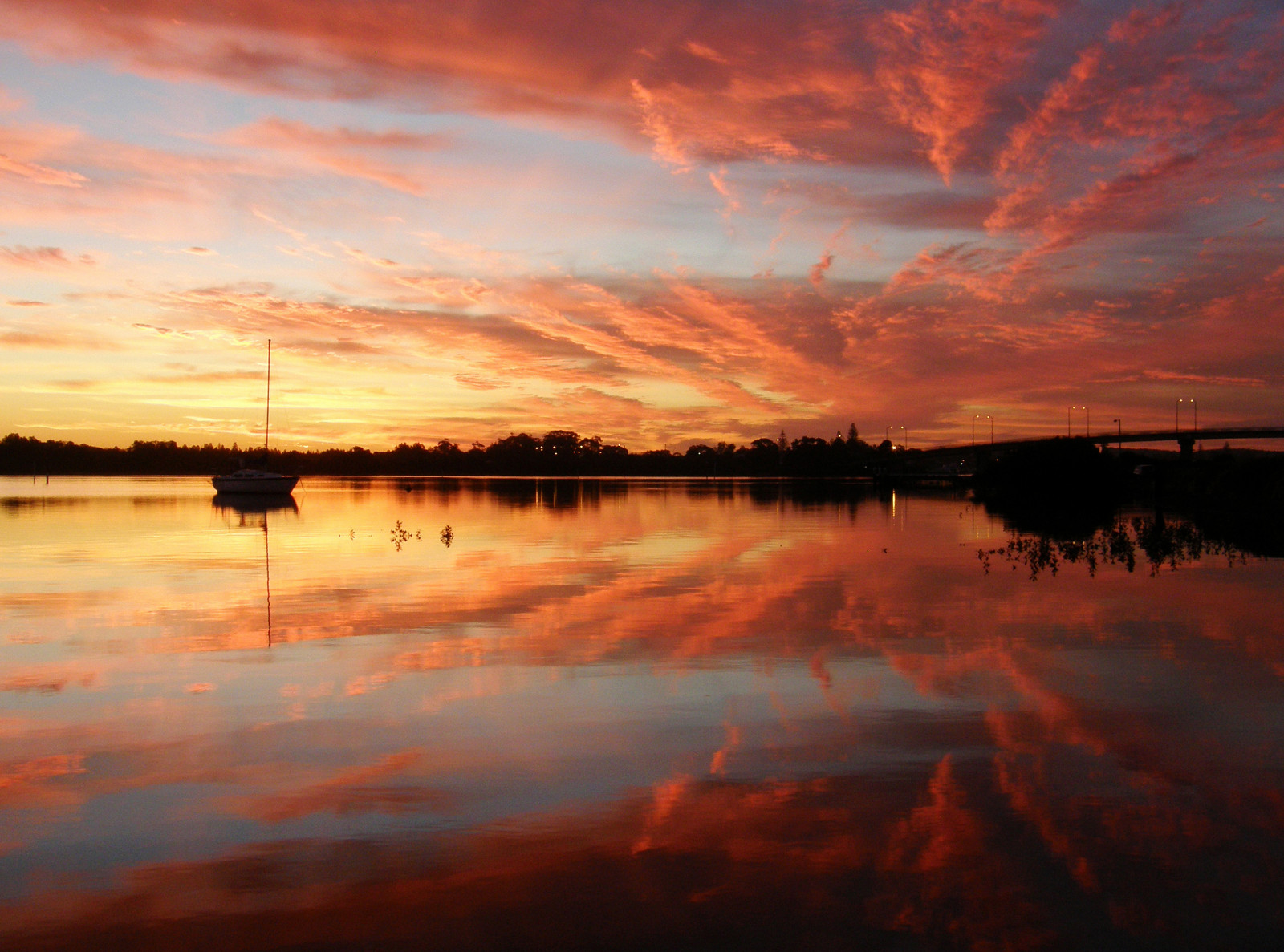 odraz, nebe, odlesk, červená obloha v dopoledních hodinách, západ slunce, horizont, voda, uklidnit, svítání, svítání, soumrak, večer, mrak, atmosféra, ráno, jezero, nádrž, jezero, řeka, mokřadní, slunečnímu záření, krajina