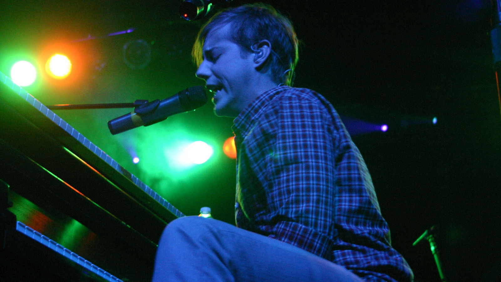 jacks mannequin, at vise, klaver, mikrofon, lys