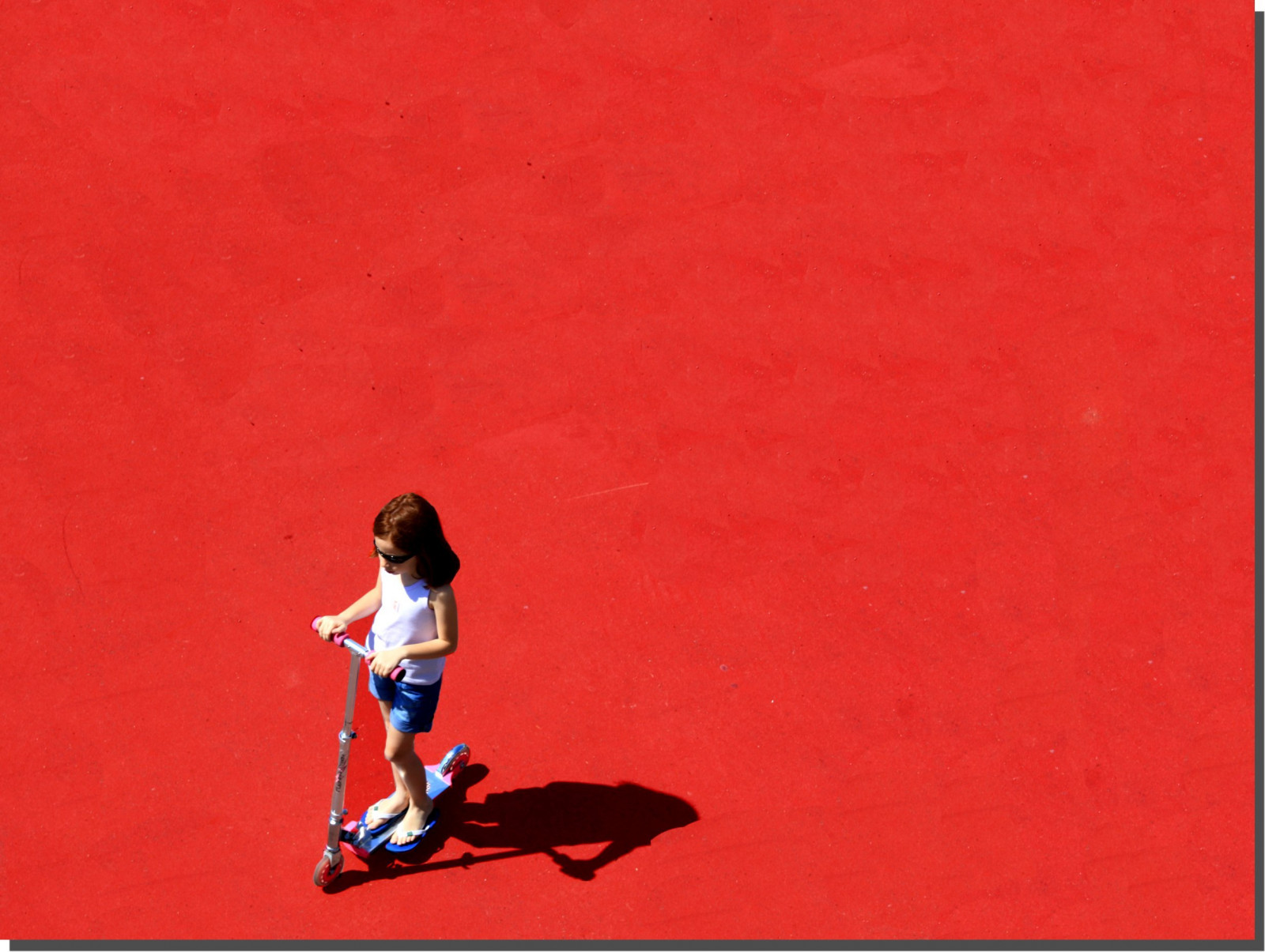 rot, verrotten, Mädchen, Rojo, Rosso, Lavagna, Bimba, 2011, occhialidasole, Monopattino, compostezza