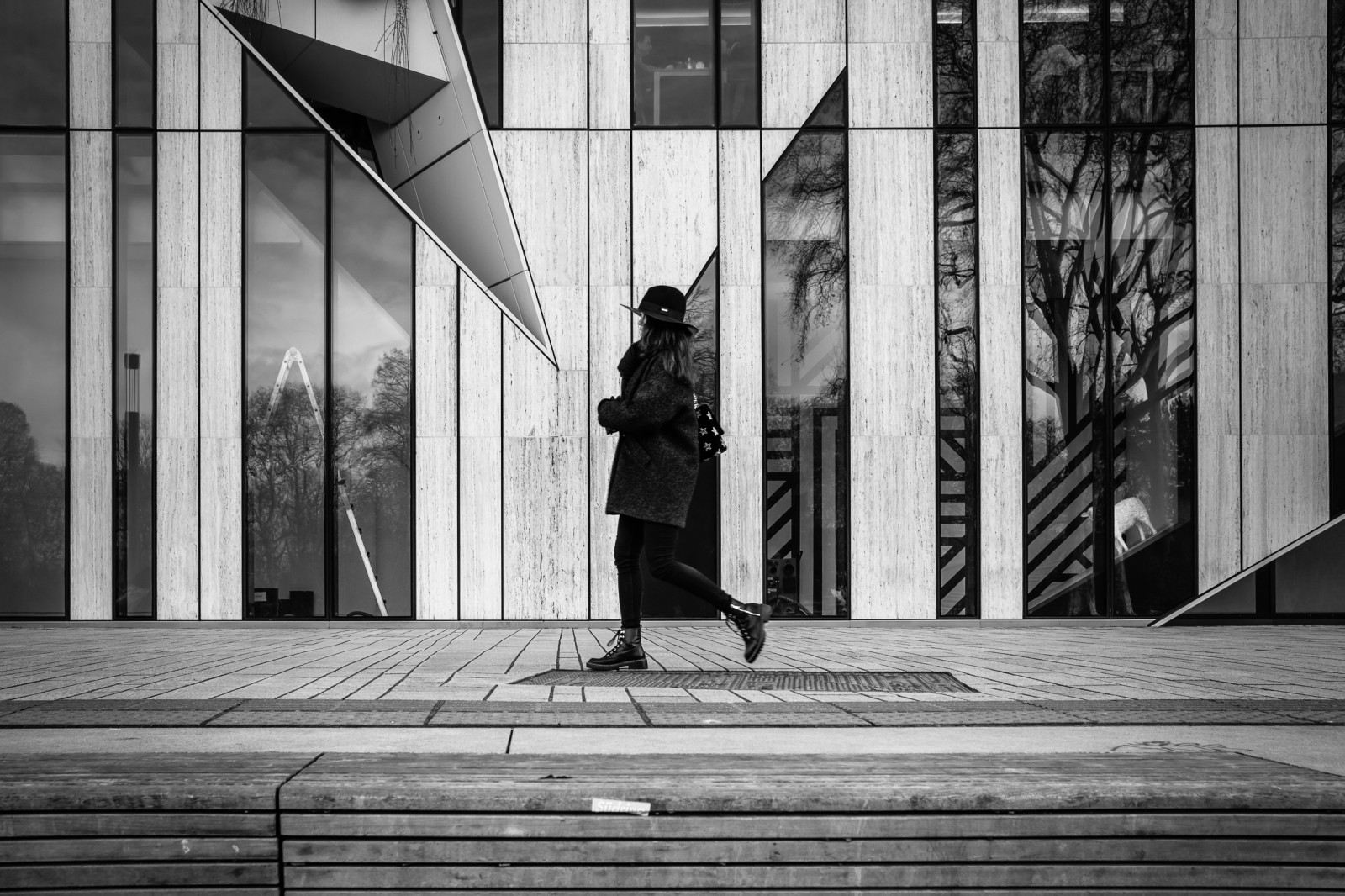 bílý, Černá, urban area, fotografie, Černý a bílý, infrastruktura, silnice, stojící, ulice, fotografování, monochromatické fotografování, stěna, světlo, momentka, architektura, struktura, město, okno, stín, během dne, černobílý, budova, nebe, úhel, fasáda, Dům