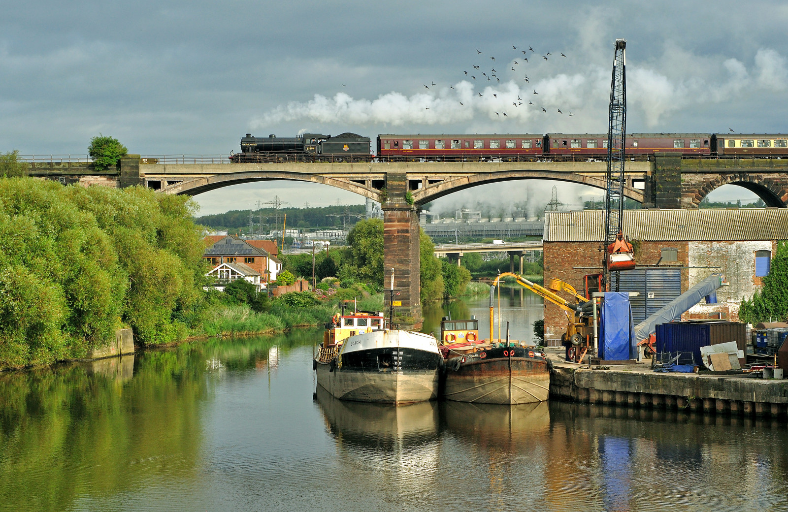 město, voda, odraz, nebe, vozidlo, vlak, most, řeka, doprava, kanál, banka, lokomotiva, Tkadlec, strom, parní, rostlina, lodě, kanál, K4, cheshire, vodní, tělo z vody, 61994, Thegreatmarquess, Frodsham