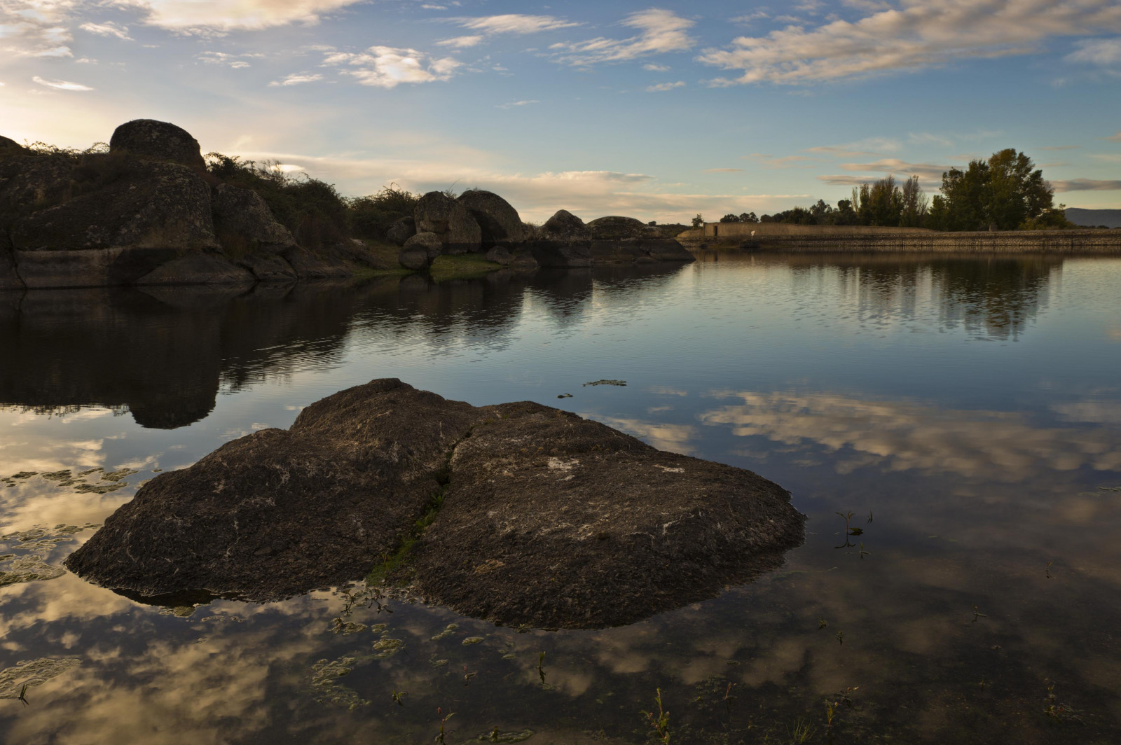 krajina, západ slunce, moře, záliv, kopec, jezero, voda, Skála, Příroda, pobřeží, odraz, nebe, fotografování, svítání, večer, ráno, pobřeží, řeka, fotograf, Španělsko, horizont, divočina, soumrak, Terén, mrak, hora, svítání, přírodní, fotografie, oceán, cielo, naturaleza, mraky, lago, agua, Reflejo, laguna, nádrž, foto, fotografia, Fotografo, nublado, Rocas, Piedras, espana, jezero, Roca, tělo z vody, Extremadura, Caceres, Barruecos, malpartidadecaceres, Vetonia, eduardoestellez, estellez, Charca, losbarruecos