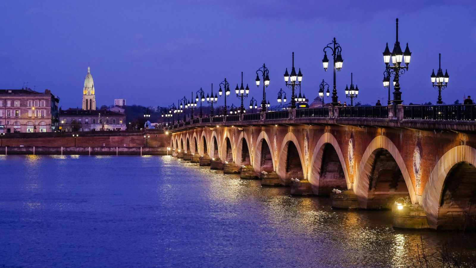 città, paesaggio urbano, notte, riflessione, cielo, Turismo, orizzonte, sera, Torre, ponte, fiume, crepuscolo, canale, metropoli, bordò, guglia, Garonne, parlamento, basilica, plaza, fuji, nuit, punto di riferimento, 60 millimetri, eau, riviere, attrazione turistica, corso d'acqua, area metropolitana, thebluehour, sito storico, tour, governo, heurebleue, pontdepierre, fixed link