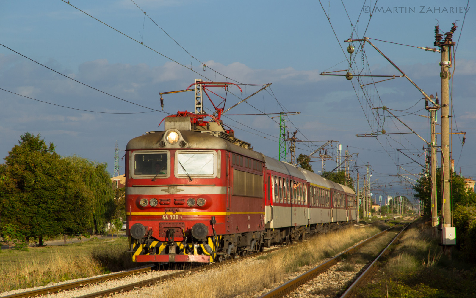 západ slunce, vozidlo, vlak, slunce, doprava, lokomotiva, elektřina, Skoda, Sofia, zlatý, hodina, dráha, pozemní vozidla, železniční doprava, kolejová vozidla, železniční vůz, Lokomotiv, BDZ, 68e, varna, 44109, 8602, vlak, Kazichene