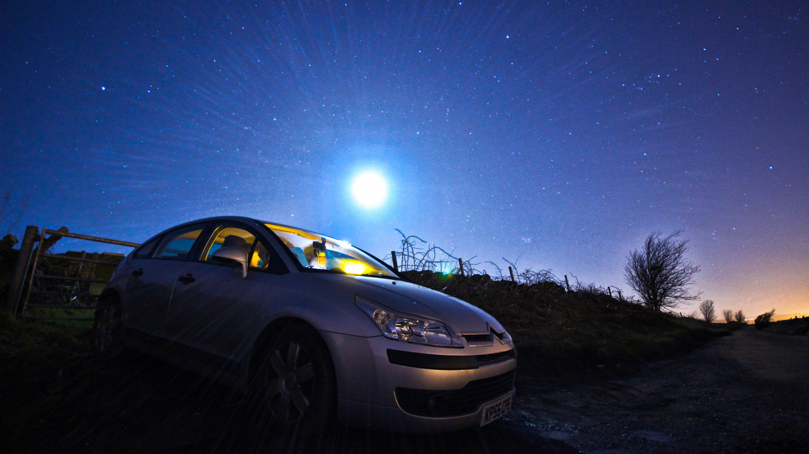 træer, mørk, nat, natur, bil, græs, himmel, køretøj, vej, fotografering, stjerner, Måne, Canon, sportsvogn, kørsel, udforske, lys, longexposure, træ, udendørs, landskabet, eventyr, nattetid, superbil, 600d, skærmbillede, computer tapet, jord køretøj, bildesign, bil make, stjerneklar