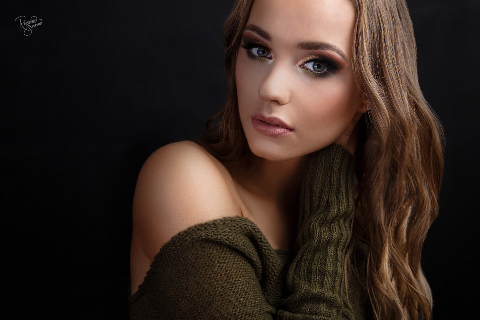 tvář, ženy, model, portrét, jednoduché pozadí, dlouhé vlasy, fotografování, zpěvák, černé vlasy, móda, vlasy, nos, Osoba, kůže, hlava, supermodelka, dívka, krása, oko, žena, dáma, ret, blond, účes, portrétní fotografie, focení, hnědé vlasy, umění model, Lidské tělo, orgán, zblízka