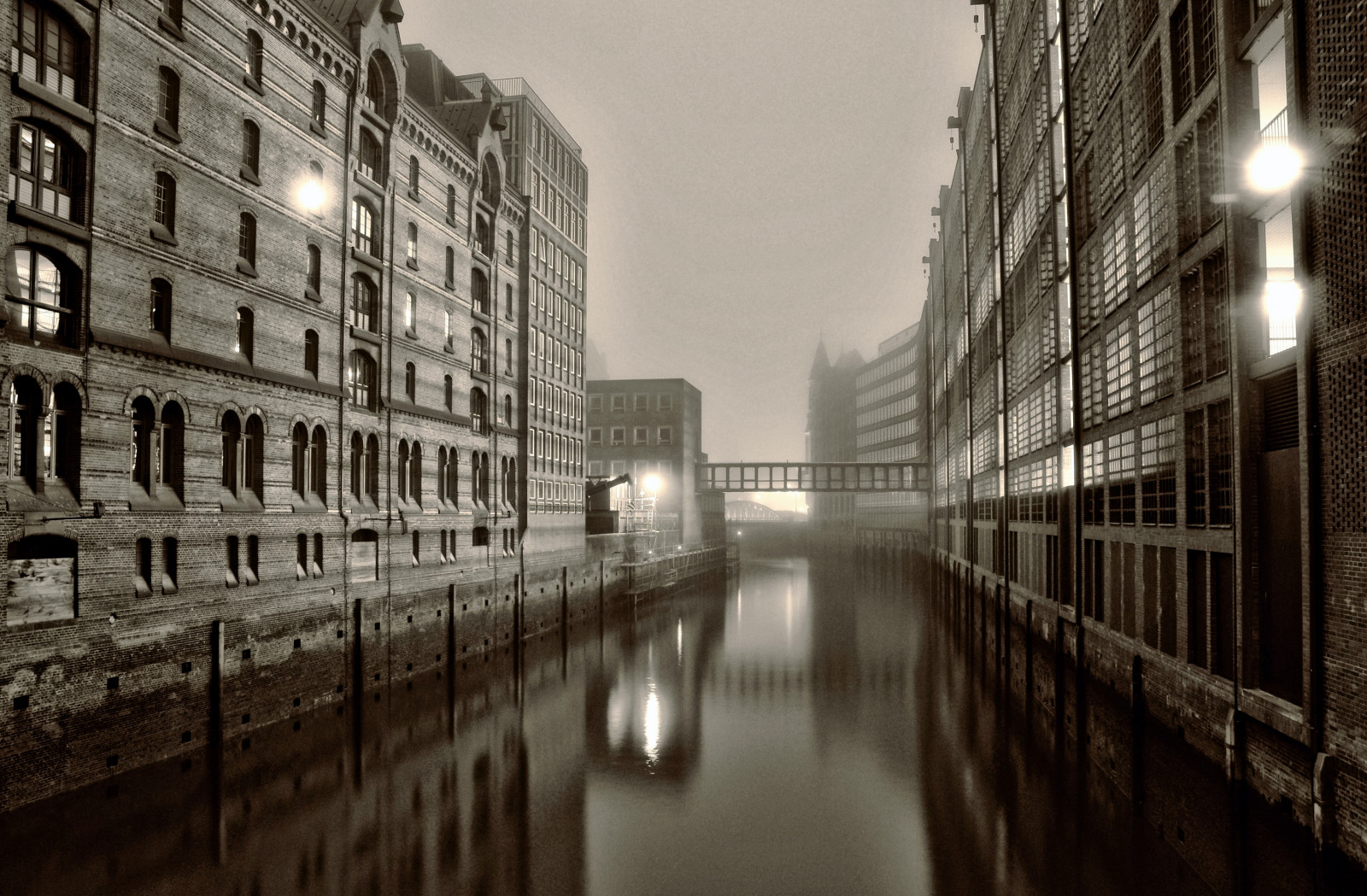 černobílý, město, ulice, panoráma města, noc, architektura, voda, odraz, silnice, mrakodrap, večer, Německo, mlha, sépie, Nikon, kanál, Hamburg, metropole, mlhavý, Speicherstadt, infrastruktura, světlo, centrum, mlha, počasí, tělesné, alej, deutschland, tma, SW, D300S, Nebel, urban area, vodní, Černý a bílý, monochromatické fotografování, lidské osídlení